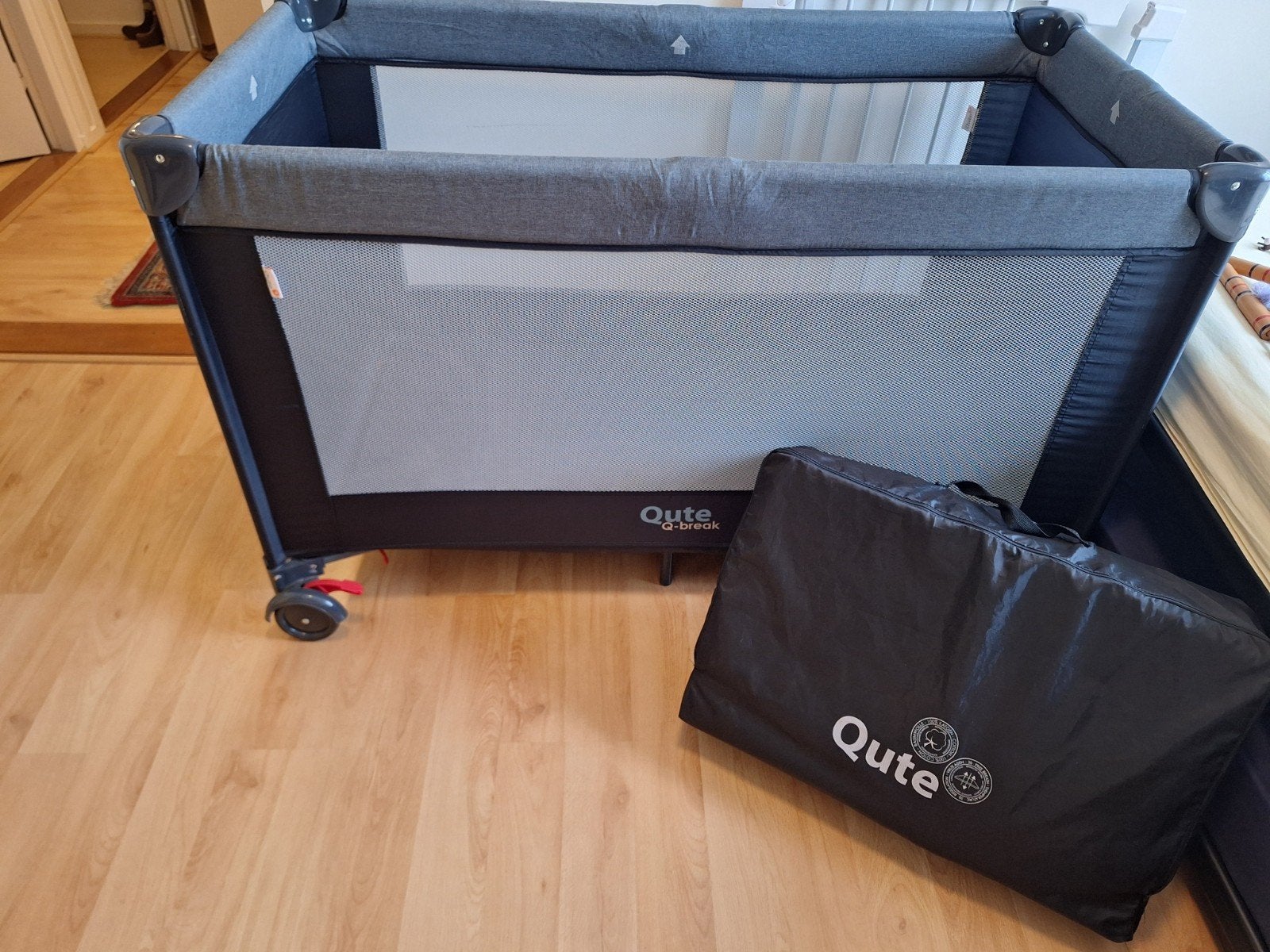 Qute Q-break Campingbed, inclusief extra matras, Ophalen, Zo goed als nieuw, Reisbedje