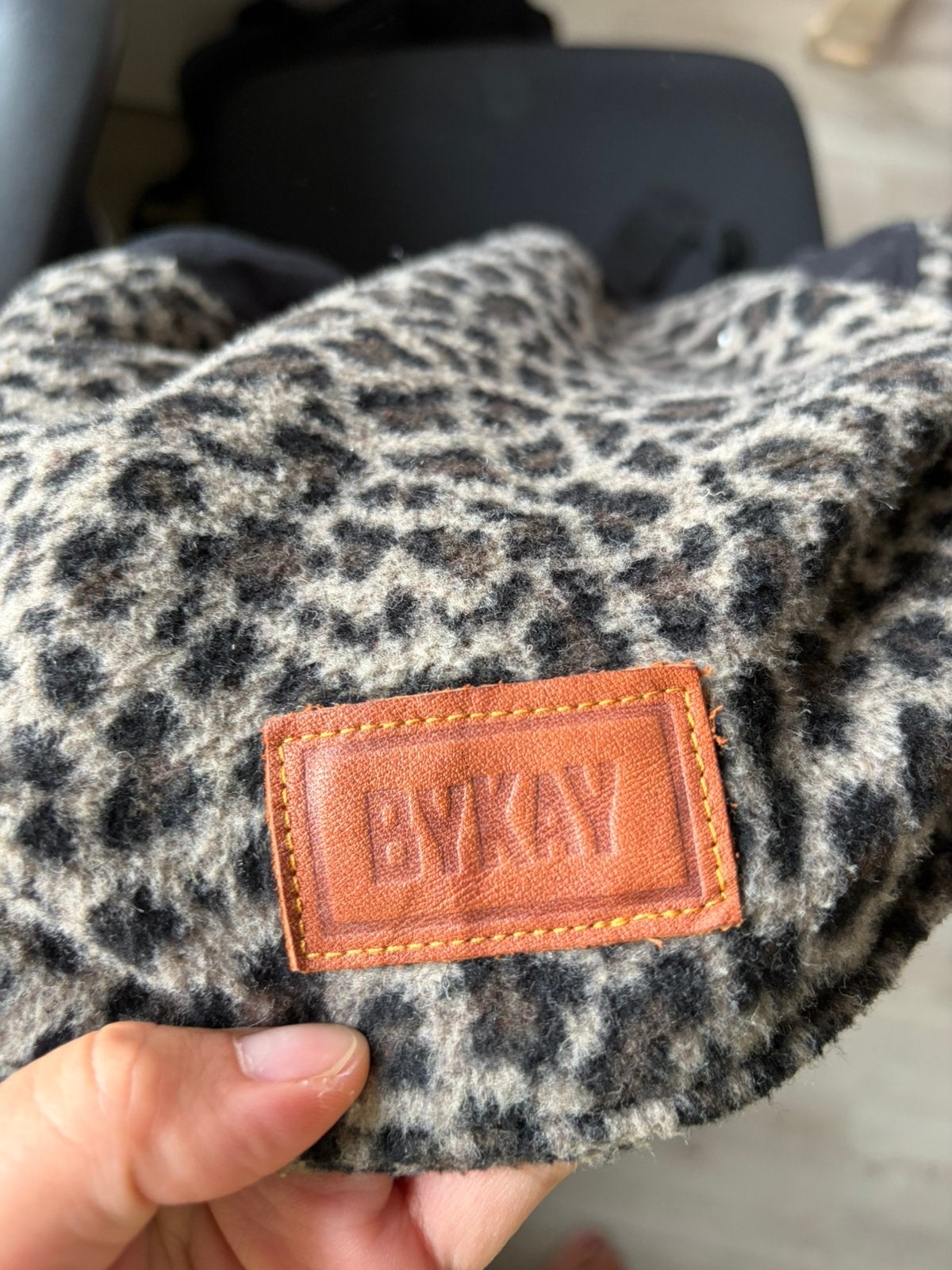 By Kay Click Classic draagzak - kleur leopard grey, Kinderen en Baby's, Overige merken, Gebruikt, Ophalen of Verzenden, Buik