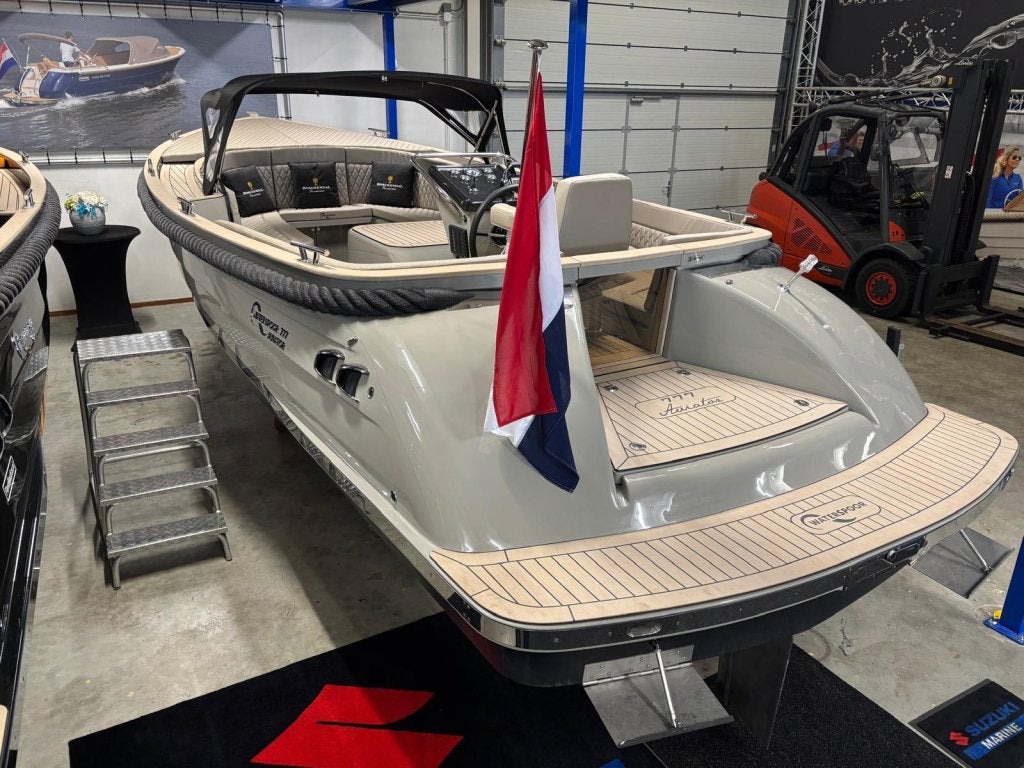Waterspoor 777 Aviator | 195PK Yanmar, Niet ingevuld, Tender, Zonnedek, Binnenboordmotor