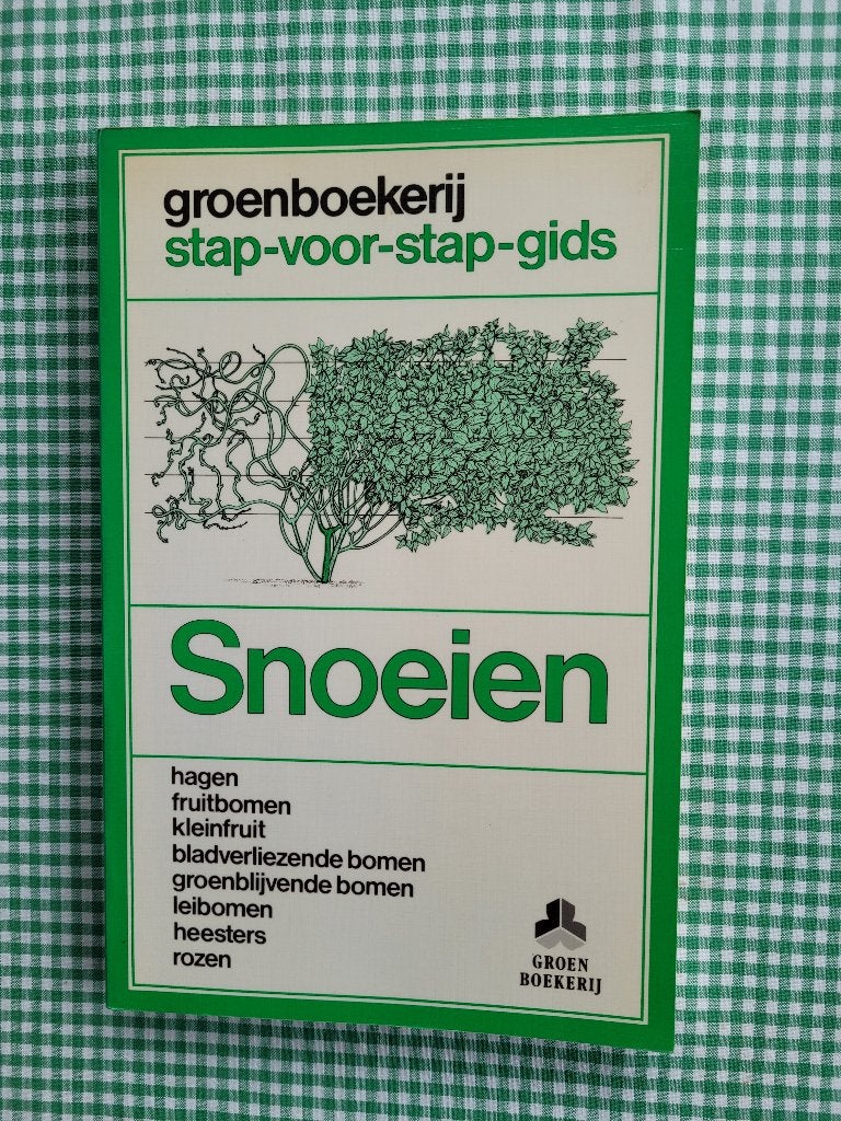 tuinboek Snoeien,  Groenboekerij stap-voor-stap-gids, Ophalen of Verzenden, Gelezen, Christopher Brickell, Tuinieren en Tuinplanten