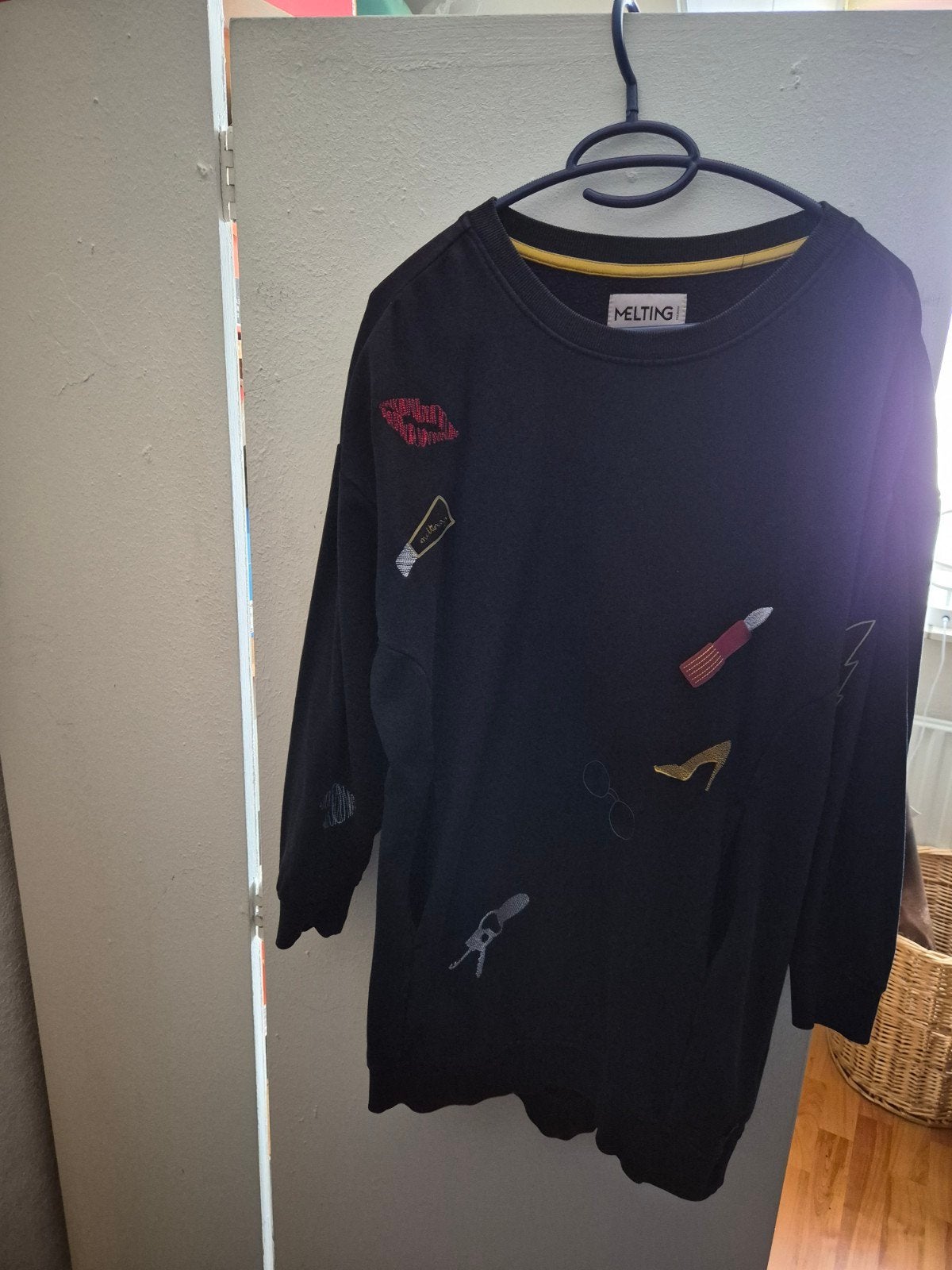Melting Stockholm sweater met patches - XS, Zwart, Ophalen of Verzenden, Zo goed als nieuw, Maat 34 (XS) of kleiner