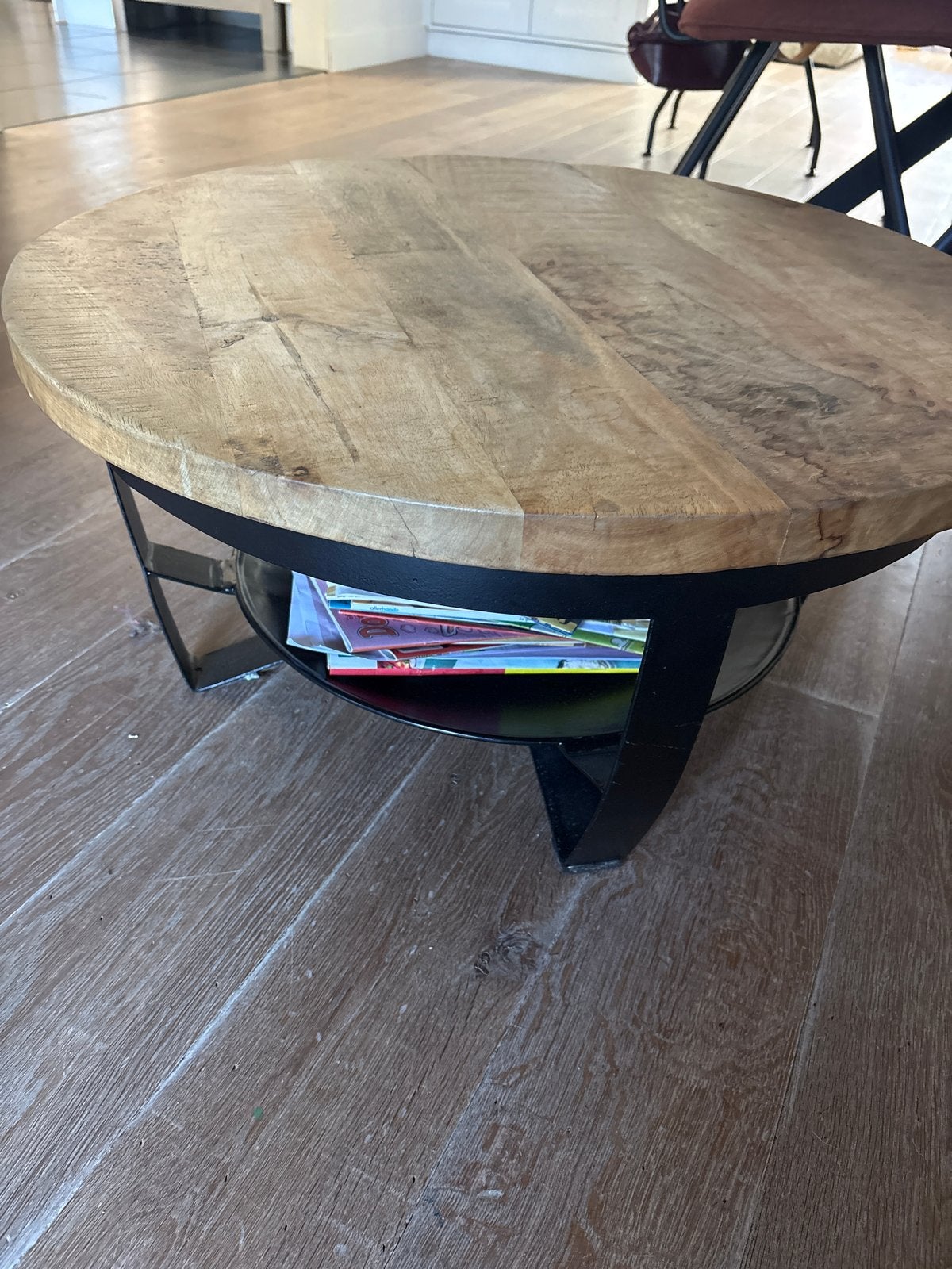 Ronde salontafel van mangohout en metaal, 50 – 75, Gebruikt, Rond, Overige houtsoorten