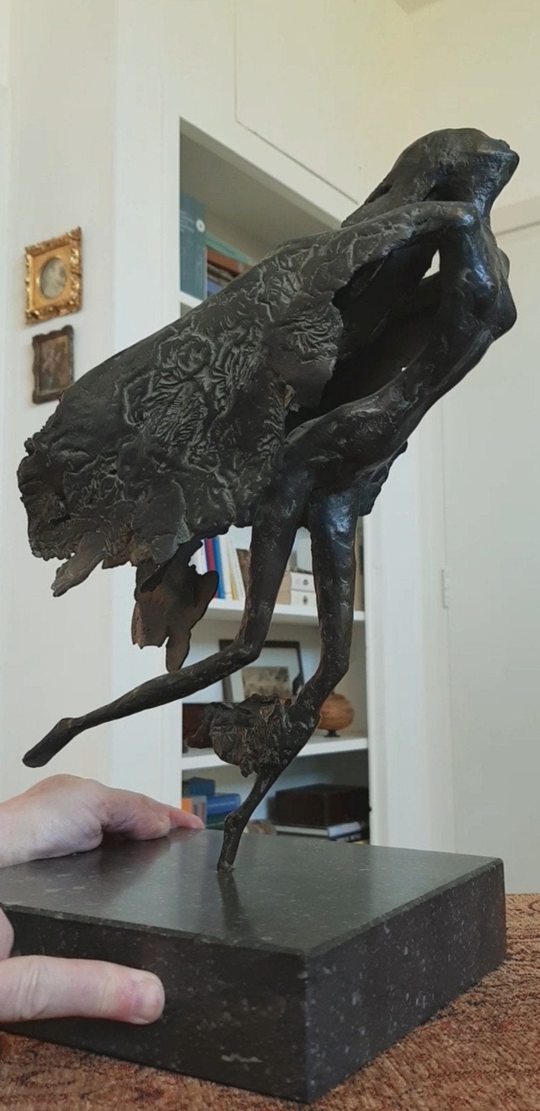 Bronzen beeld op arduin sokkel, Gepatineerd, Ophalen of Verzenden, Brons, 20 - 50 cm