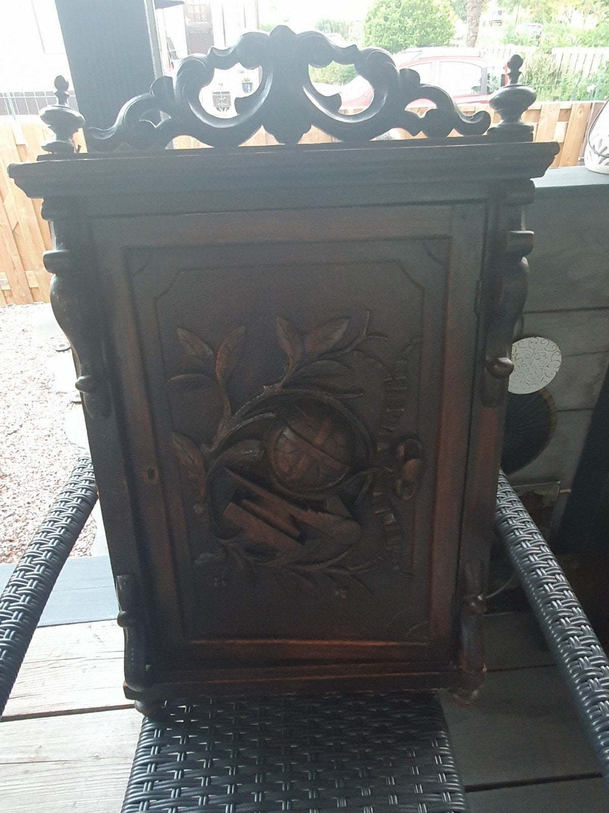 Antieke houten wandkast met houtsnijwerk, Ophalen of Verzenden