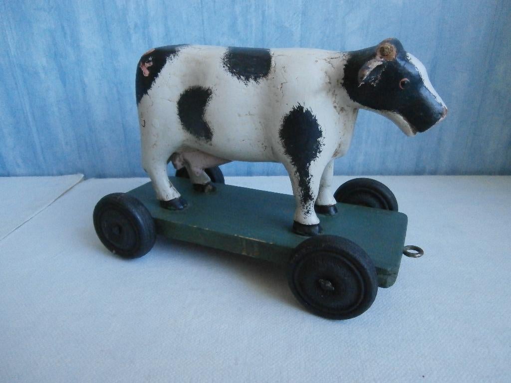 Oude koe op wieltjes voor 1940? Vache en Bois sur roulette, Ophalen of Verzenden