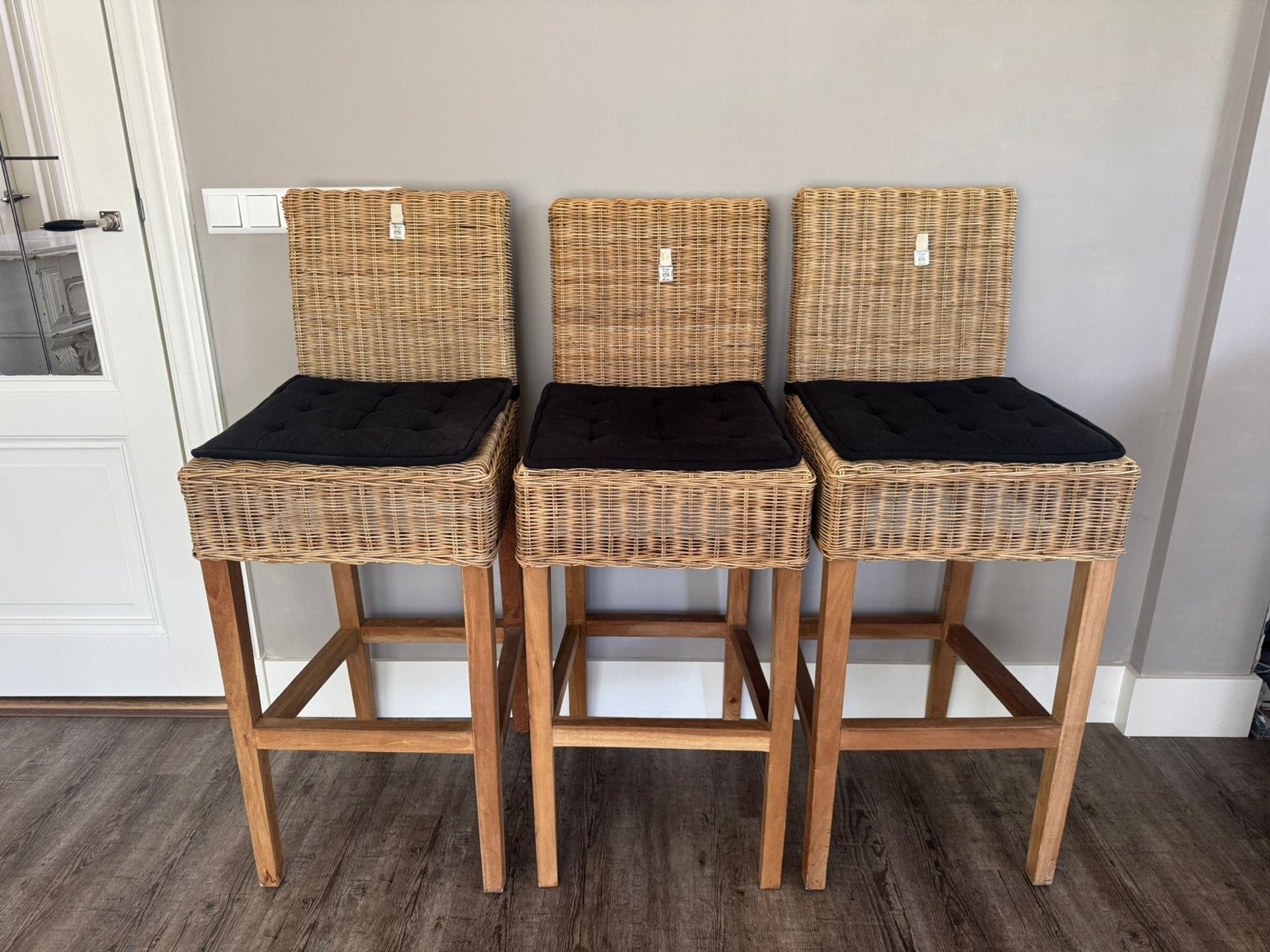 3 Riviera Maison barkrukken met rotan en houten onderstel, Huis en Inrichting, Ophalen, Gebruikt, Met voetsteun, 90 cm of meer