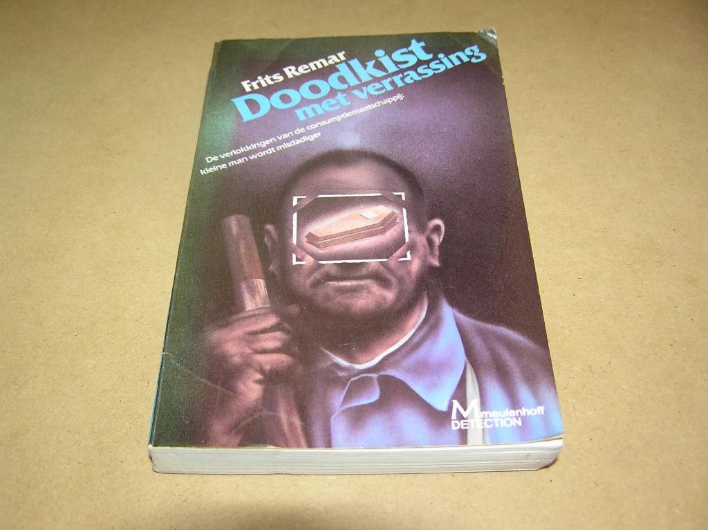 Doodkist met verrassing -Frits Remar, Boeken, Thrillers, Gelezen, Europa overig, Ophalen of Verzenden