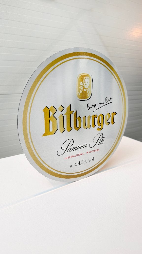 Reclamebord Bitburger pils bier logo, aluminium, 40x40cm, Verzamelen, Biermerken, Ophalen of Verzenden, Nieuw, Reclamebord, Plaat of Schild