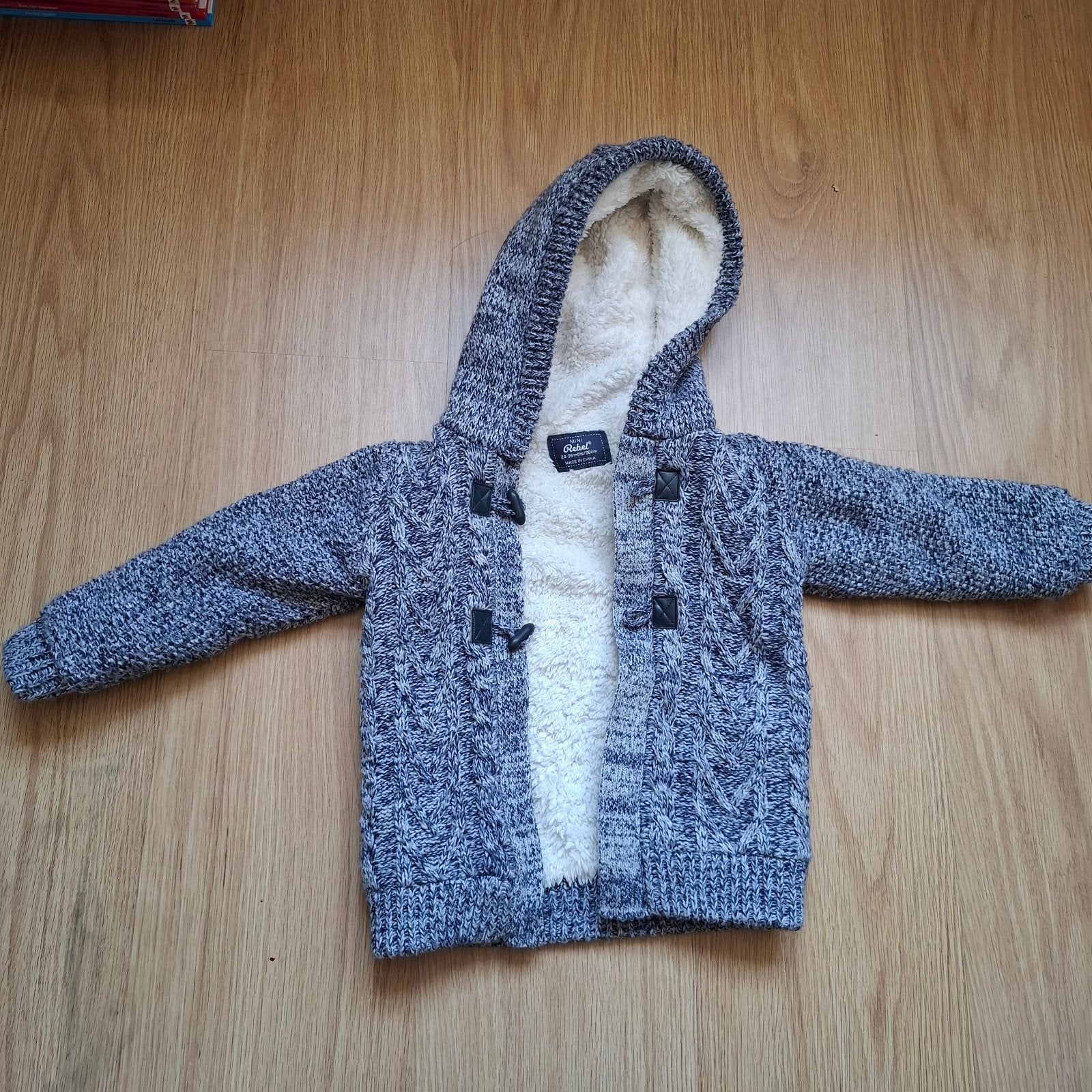 Warm gebreid borgvest met capuchon - Maat 98, Jongen of Meisje, Trui of Vest, Ophalen of Verzenden, Zo goed als nieuw