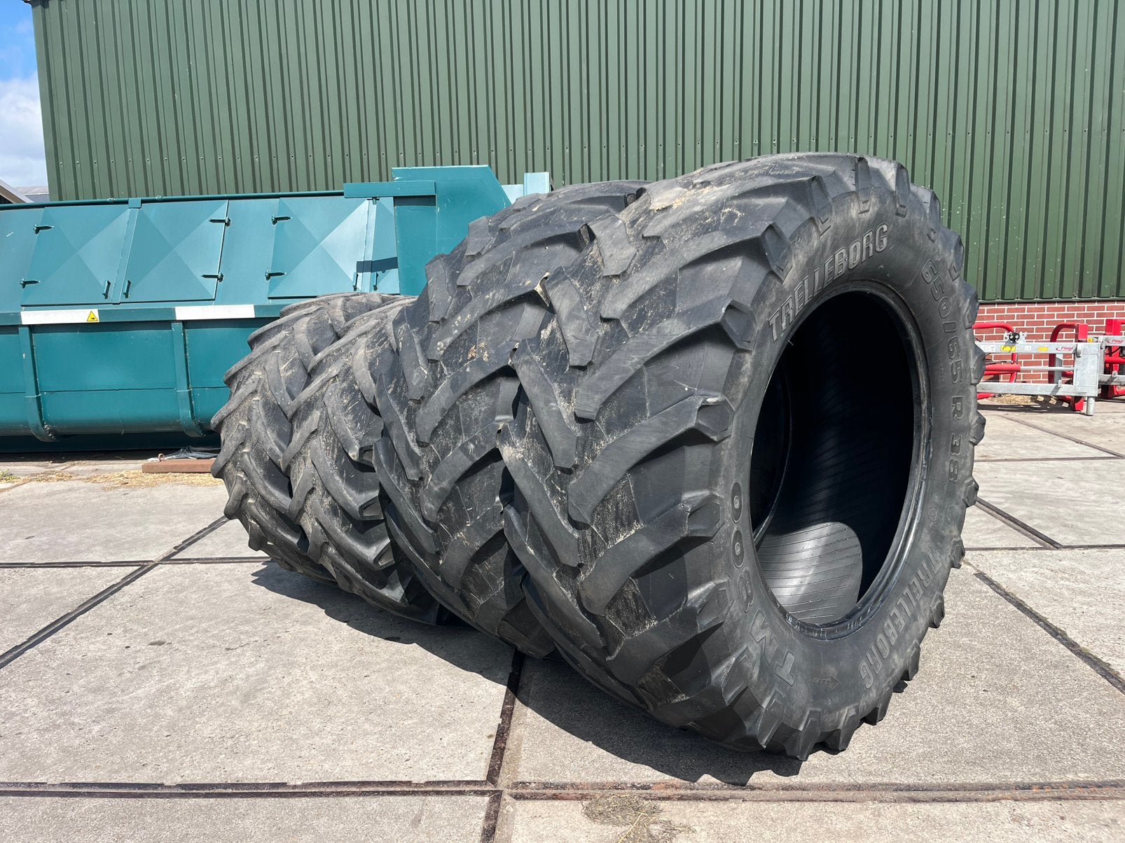 Set Trelleborg 650/65/38 en 540/65/28, Ophalen