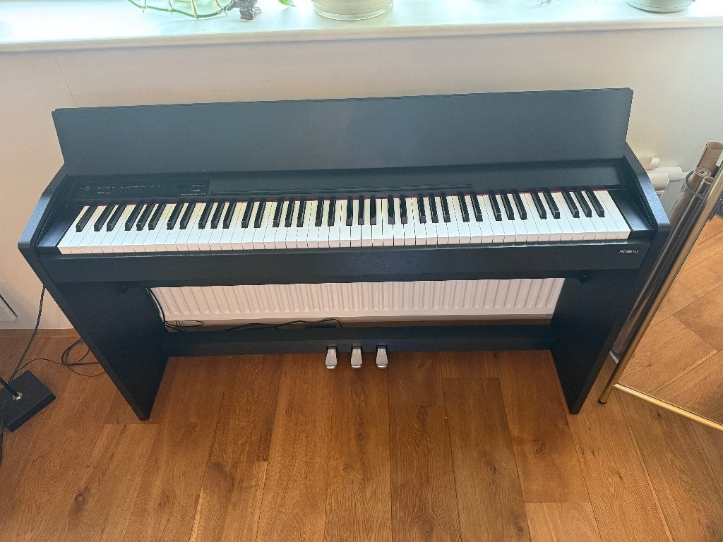 Roland F-110, Ophalen, Zo goed als nieuw, 88 toetsen, Roland