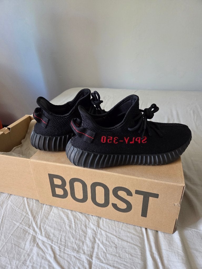 Adidas Yeezy Boost 350 V2 “Red” (CP9652) – zo goed als nieuw, Zwart, Ophalen of Verzenden, Adidas Yeezy, Sneakers of Gympen