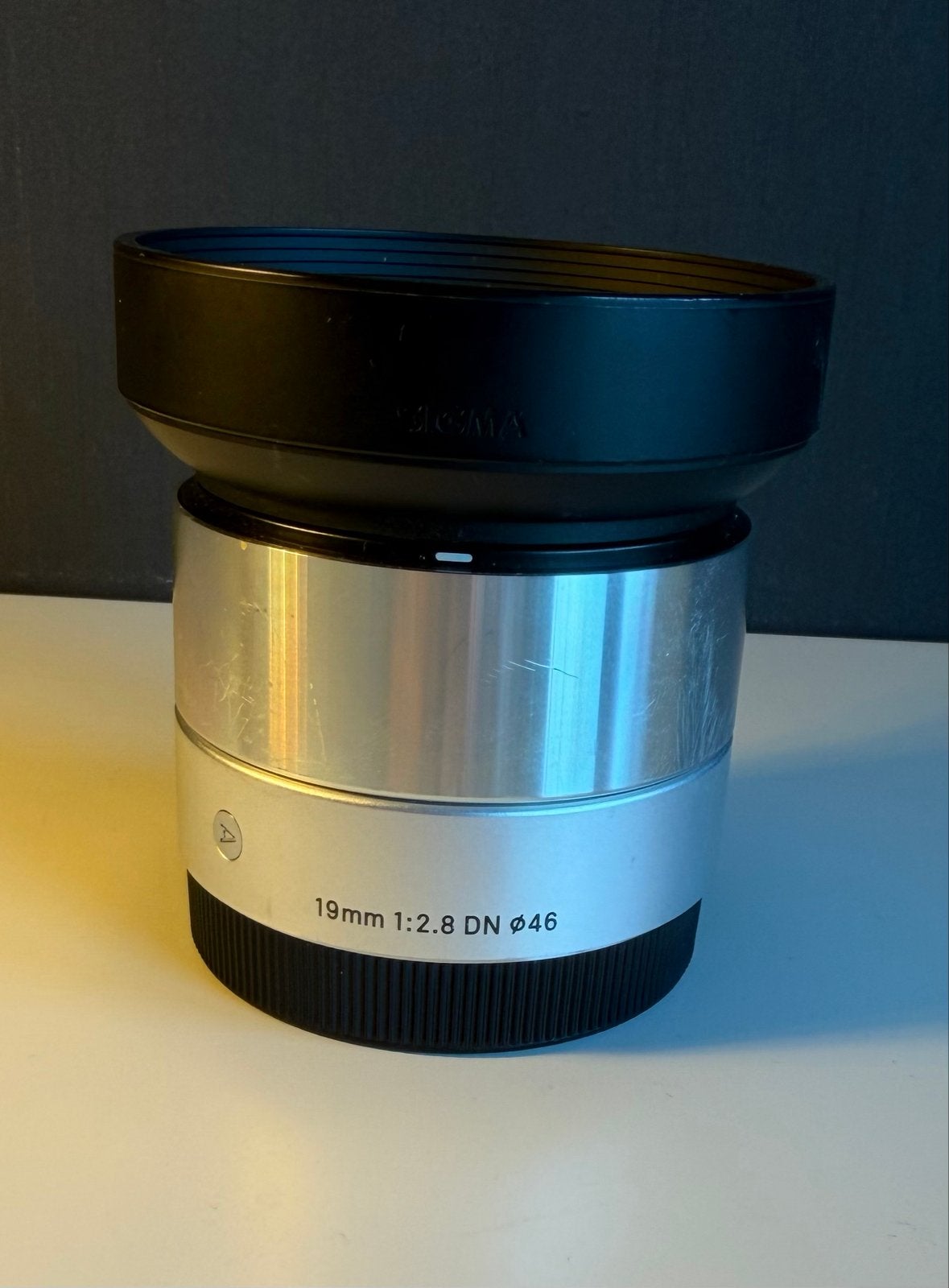 Sigma 19mm f/2.8 DN prime Groothoeklens, Sony E-mount, Gebruikt, Sigma, Zonnekap