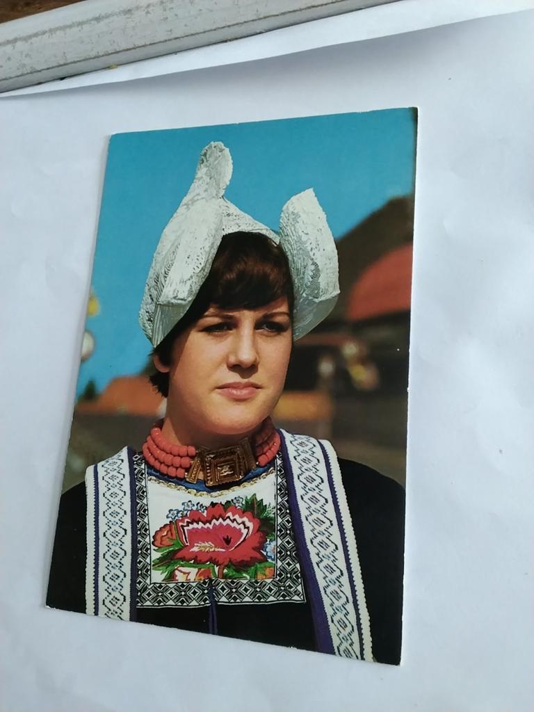 VOLENDAM.  MEISJE IN KLEDERDRACHT, Ophalen of Verzenden, Voor 1920, Noord-Holland