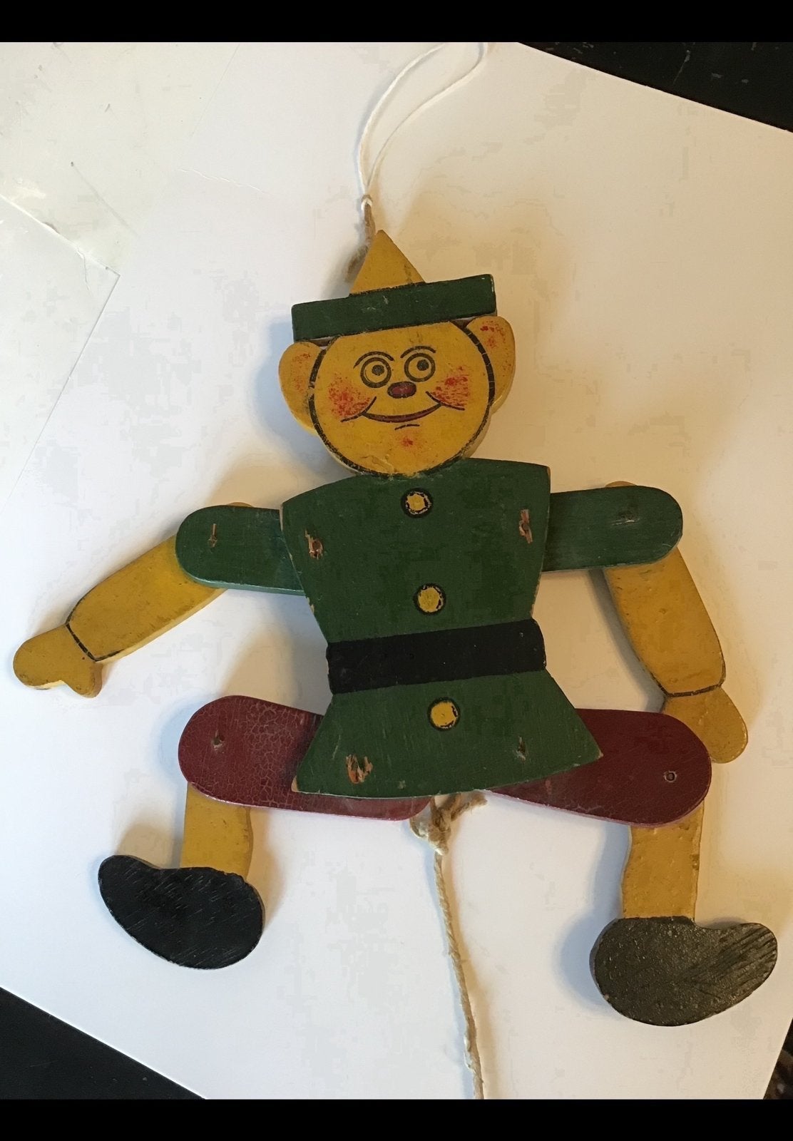 Gefiguurzaagde, erg oude houten trekpop met een los armpje., Ophalen of Verzenden, Zo goed als nieuw