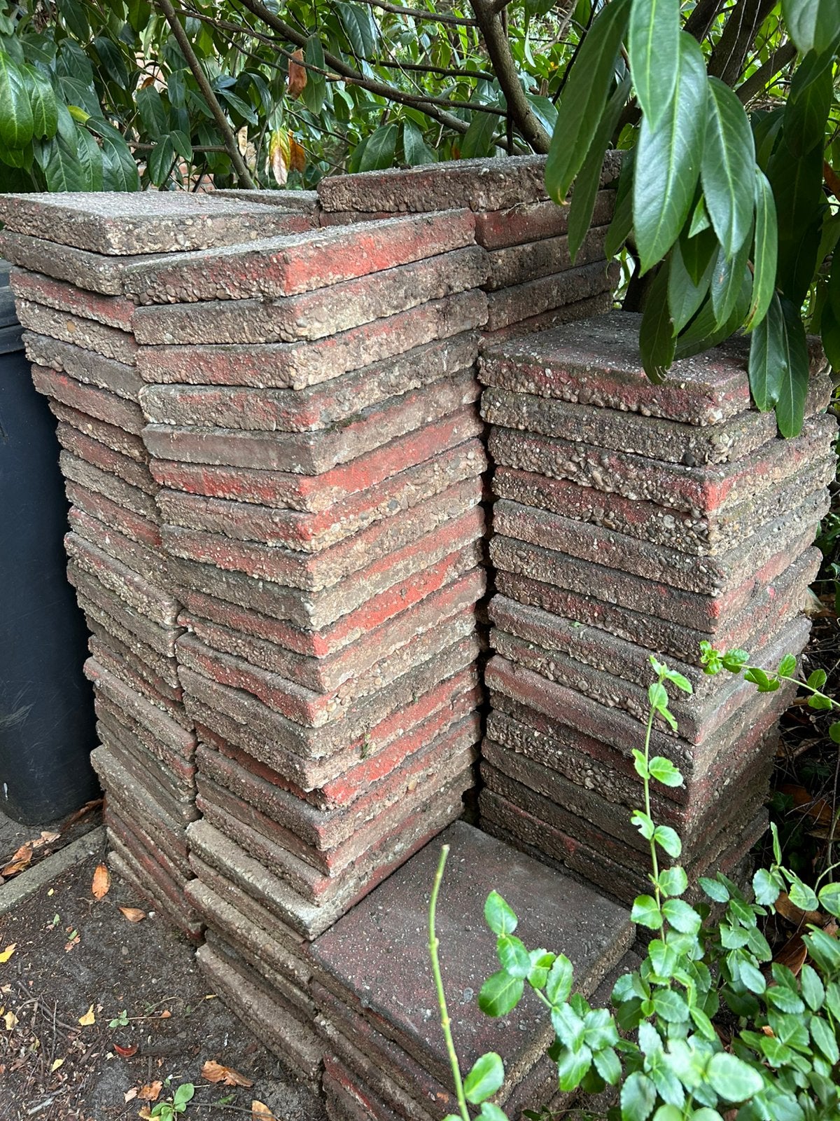 Gratis 12 m² roodbruine betonnen terrastegels 3030 cm, Ophalen, Gebruikt, 10 m² of meer, Beton