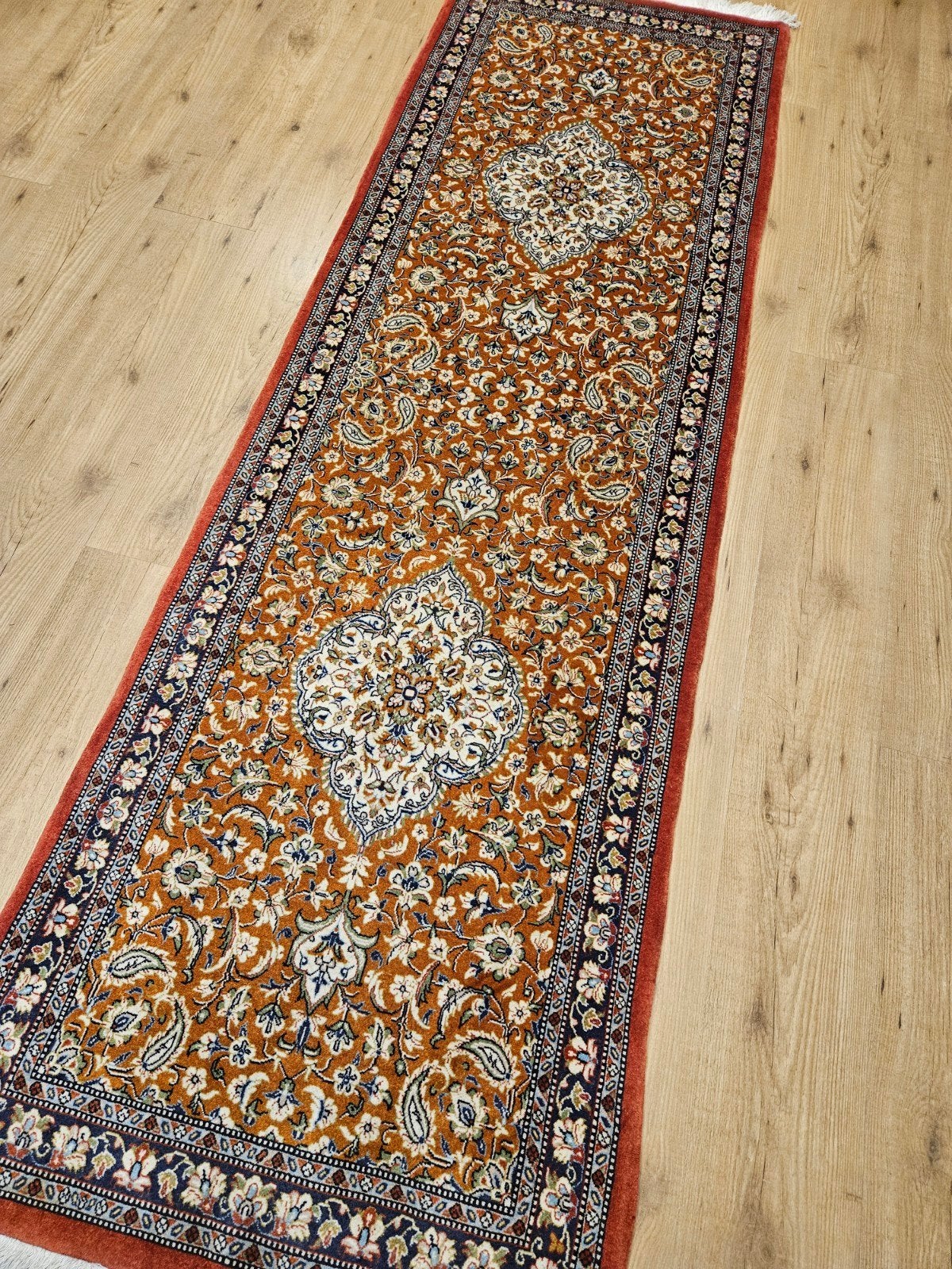 Handgeknoopt perzisch tapijt loper ghom 244x77
N, Info@SlatsAntiek.nl, Perzisch, Vof Slats Antiek, Crème