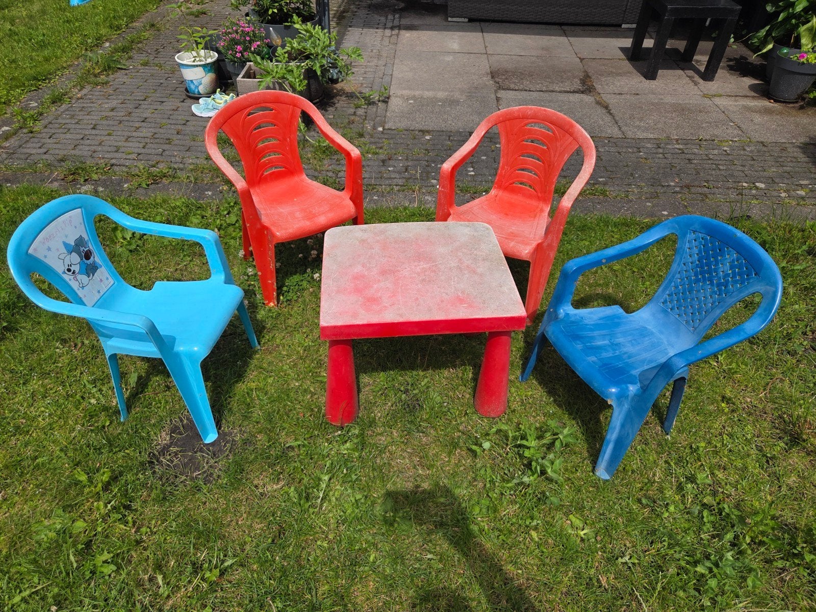 Kinder tuinset: 1 tafel, 4 stoelen (rood/blauw), Kinderen en Baby's, Ophalen, Gebruikt, Jongen of Meisje