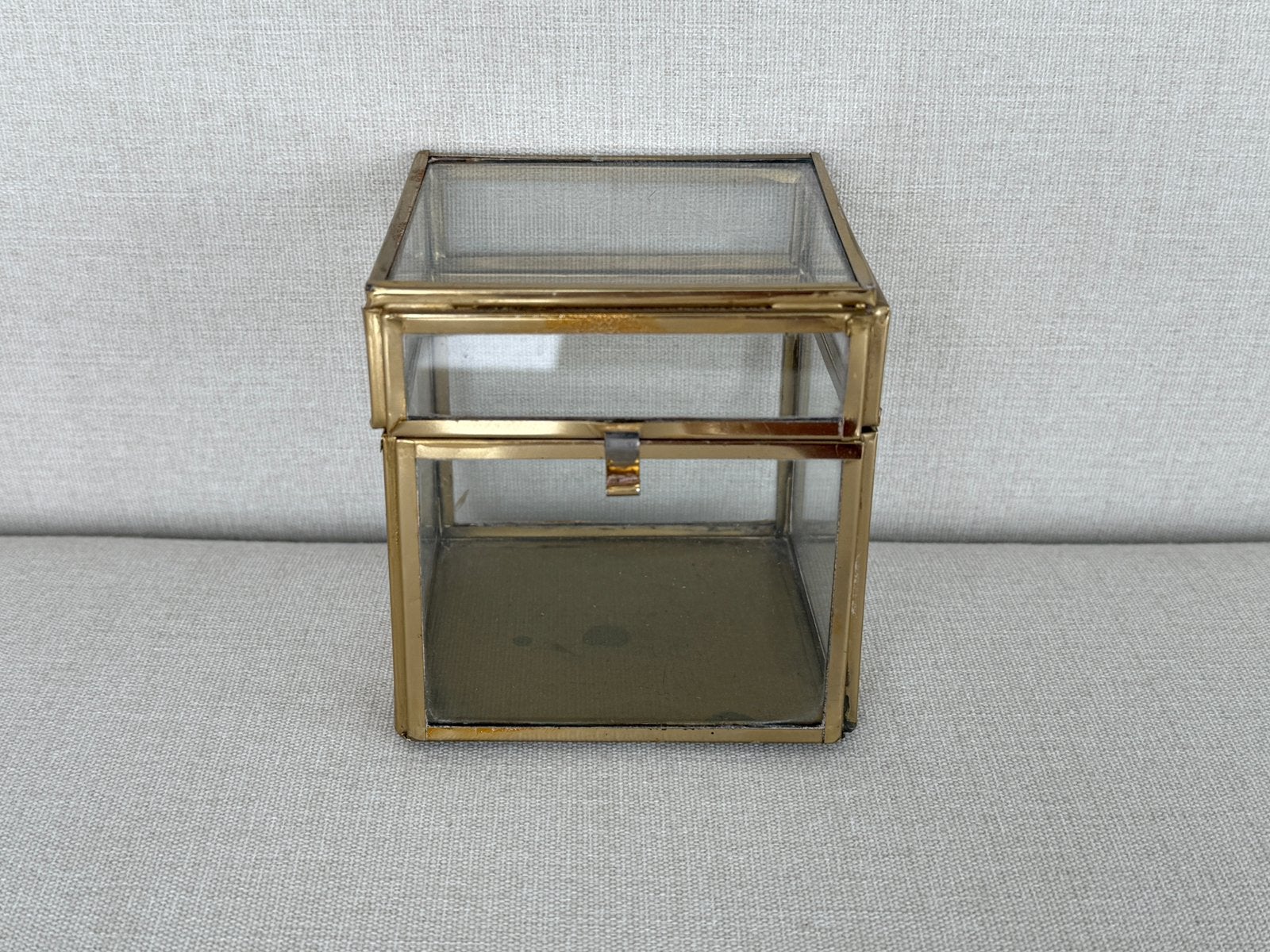 Glazen goudkleurige box vitrine 9x9x9 cm!, Huis en Inrichting, Ophalen, Zo goed als nieuw