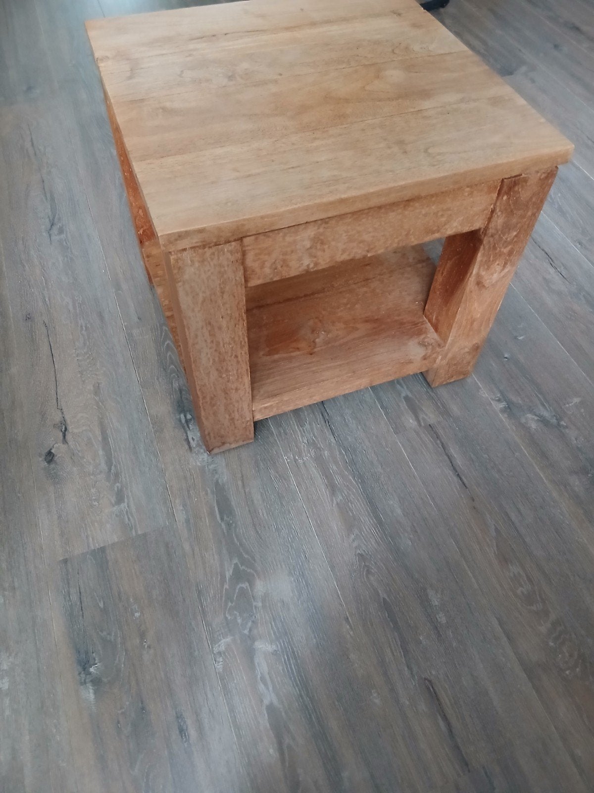 Teakhouten bijzettafel 50x50 cm met onderplank, Minder dan 55 cm, Gebruikt, Vierkant, Hout