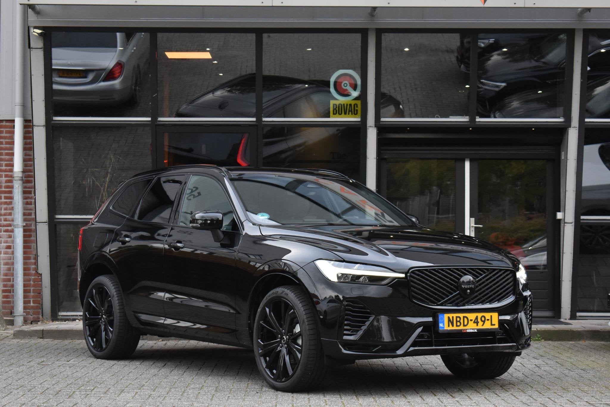 Volvo XC60 2.0 T8 Plug-in-hybrid AWD Ultra Black Edition Fac, Auto's, Dealer onderhouden, Gebruikt, 4 cilinders, 180 min