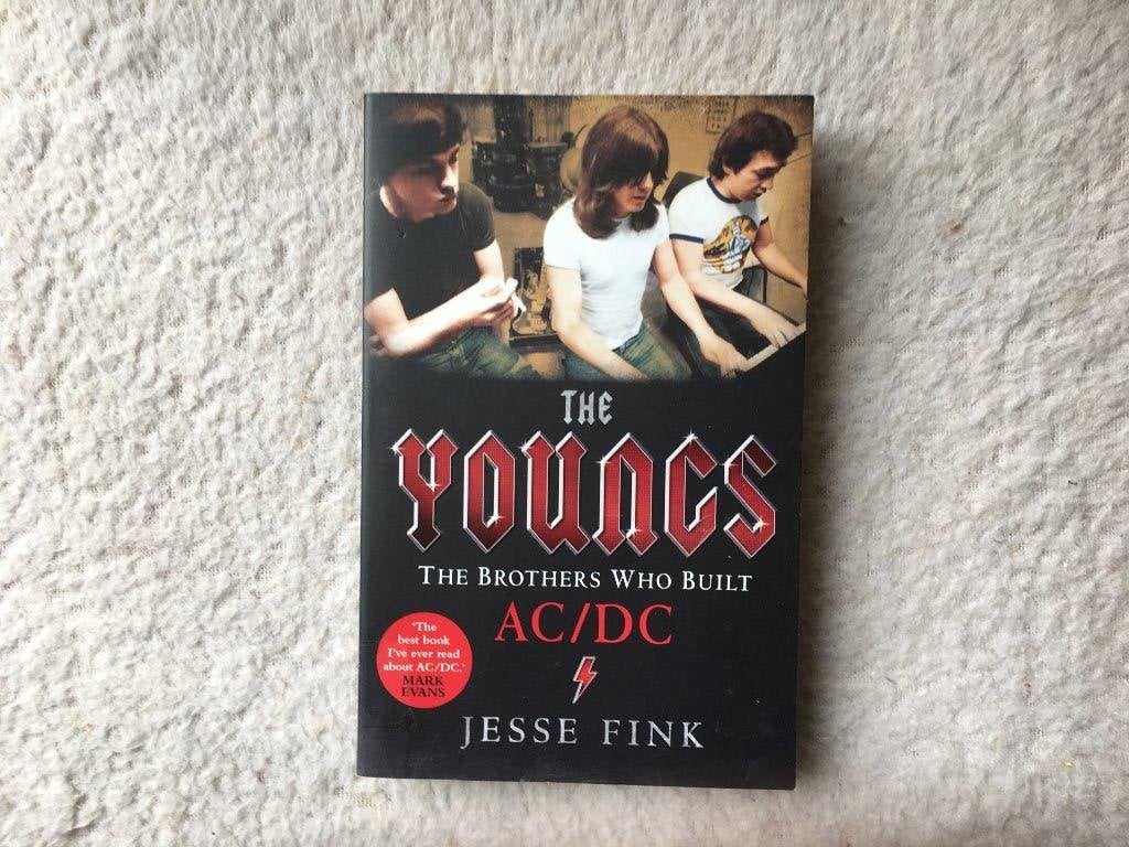 boek muziek the youngs who built AC / DC, Boeken, Verzenden, Zo goed als nieuw, Artiest