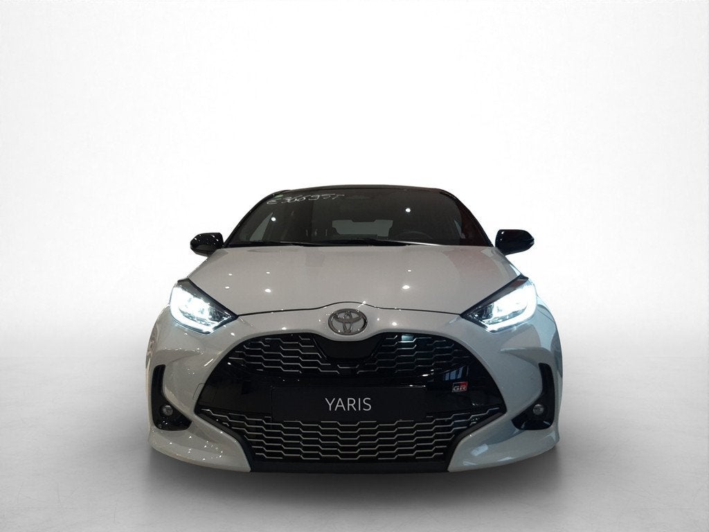 Toyota Yaris 1.5 Hybrid 130 GR Sport + (bj 2025, automaat), 12 maanden, 450 kg, Hybride Elektrisch/Benzine, Yaris