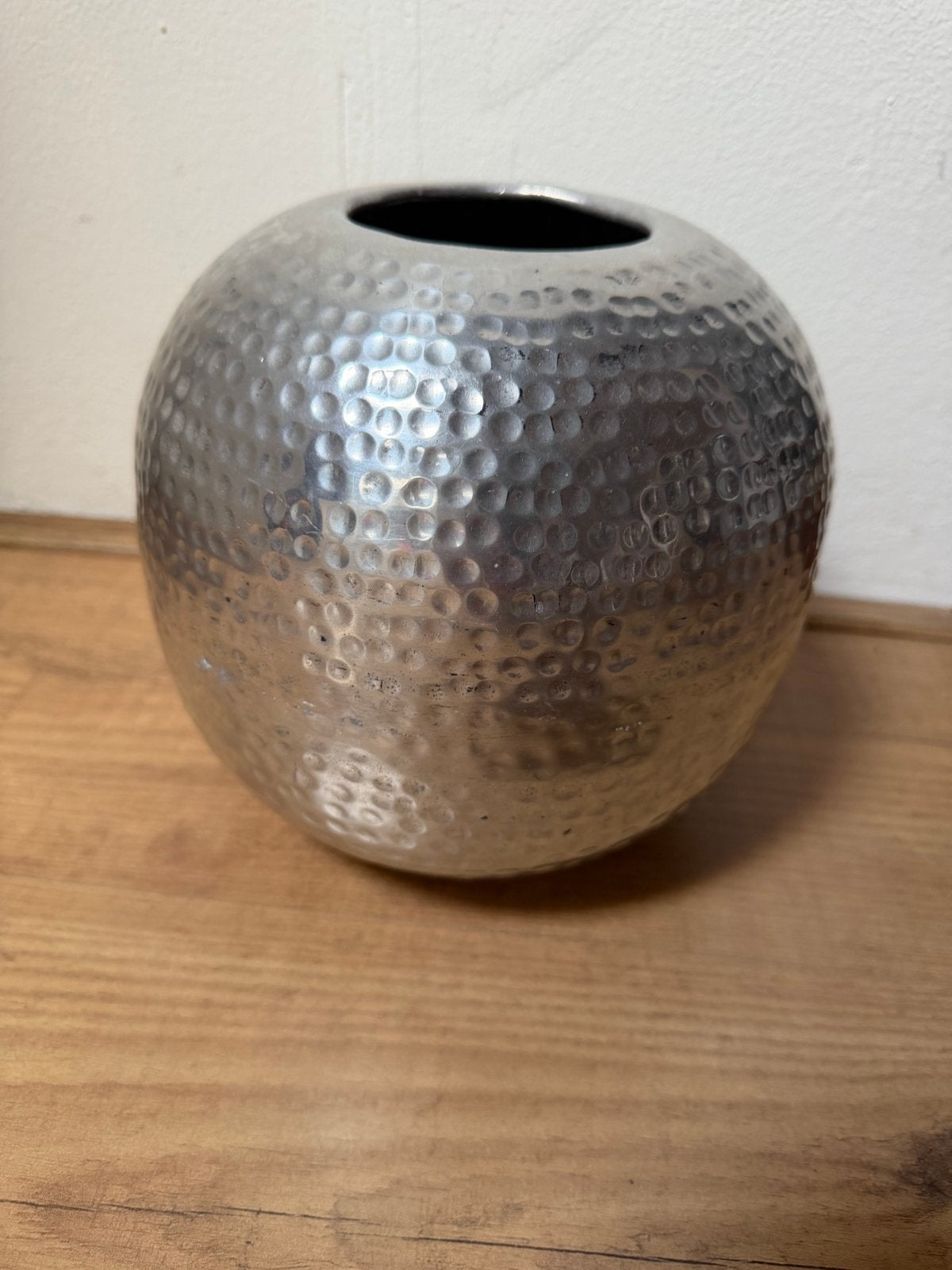 Decoratieve zilverkleurige vaas met gehamerd effect, Ophalen of Verzenden