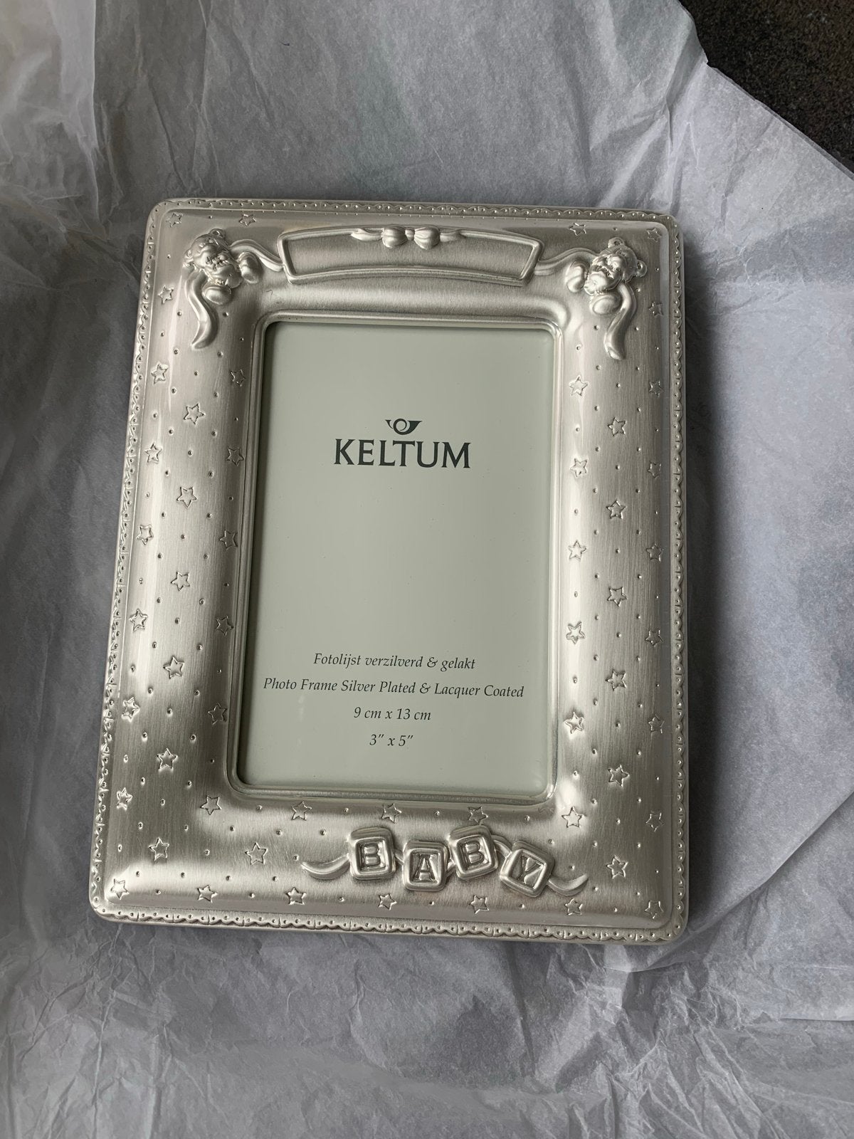 Keltum verzilverde en gelakte fotolijst voor 'Baby' 9x13 cm, Audio, Tv en Foto, Fotografie | Fotolijsten, Zilver, Met glas, Metaal
