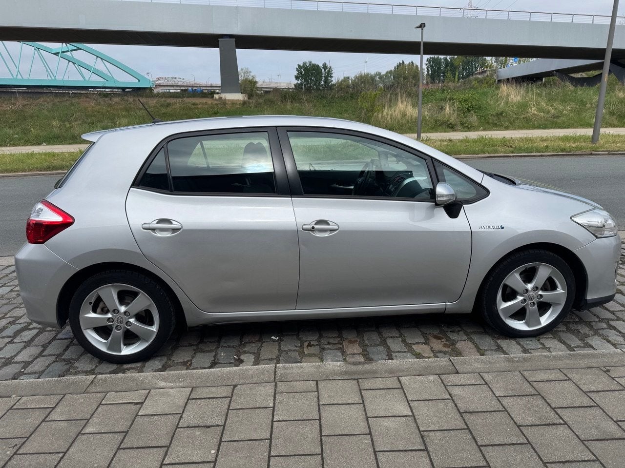 Toyota Auris 1.8 Full Hybrid 2011 Grijs, Auto's, Toyota, 136 pk, Grijs, 25 km/l, Auris