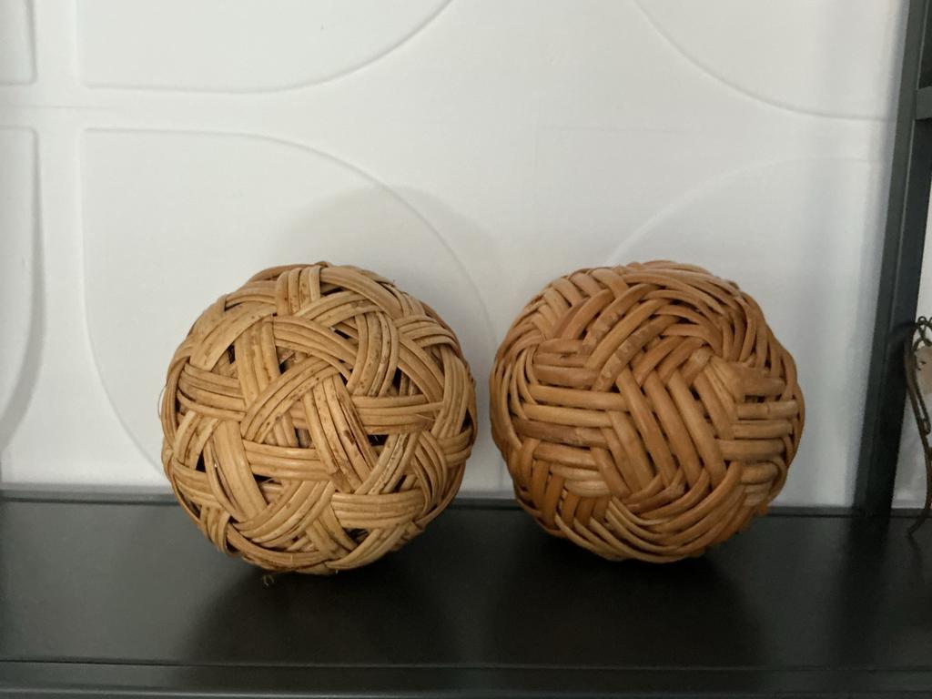 Twee gevlochten rotan ballen, Ophalen of Verzenden, Gebruikt