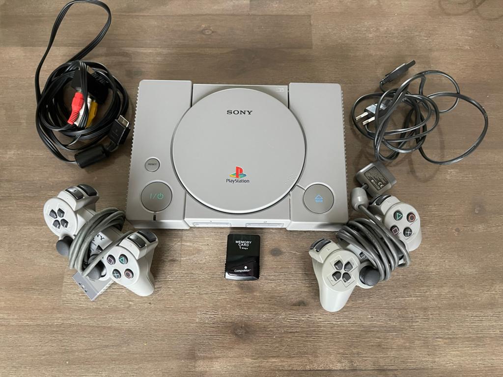 Sony PlayStation 1 (PS1) met 2 controllers en memory card, Verzenden, Gebruikt, Met 2 controllers, Met geheugenkaart