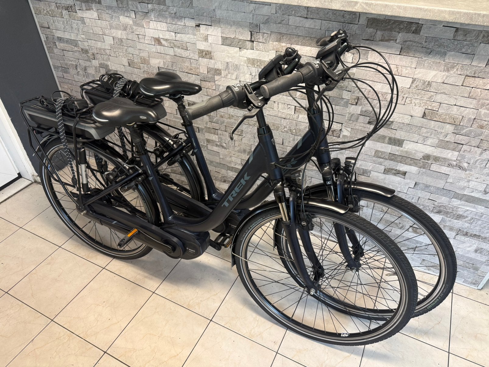 SET E- Bike Trek D46-51cm. Bosch Active Line Middenmotor.