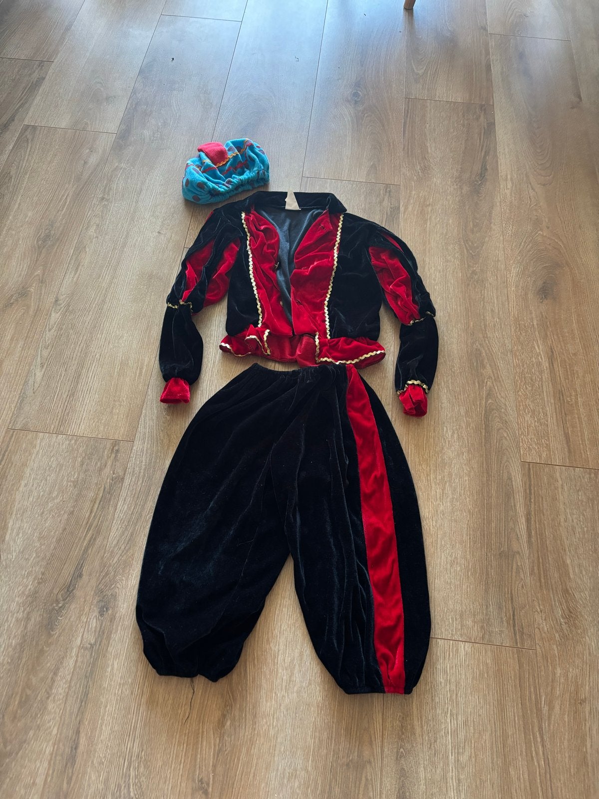 Pietenpak met muts - Zwart/Rood fluweel maat 152, Ophalen of Verzenden, Gebruikt, 122 t/m 128, Jongen of Meisje