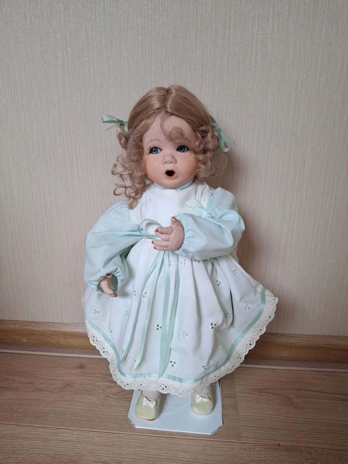 Vintage porseleinen pop met blauwe jurk en vlechten, Verzamelen, Ophalen of Verzenden, Zo goed als nieuw, Pop