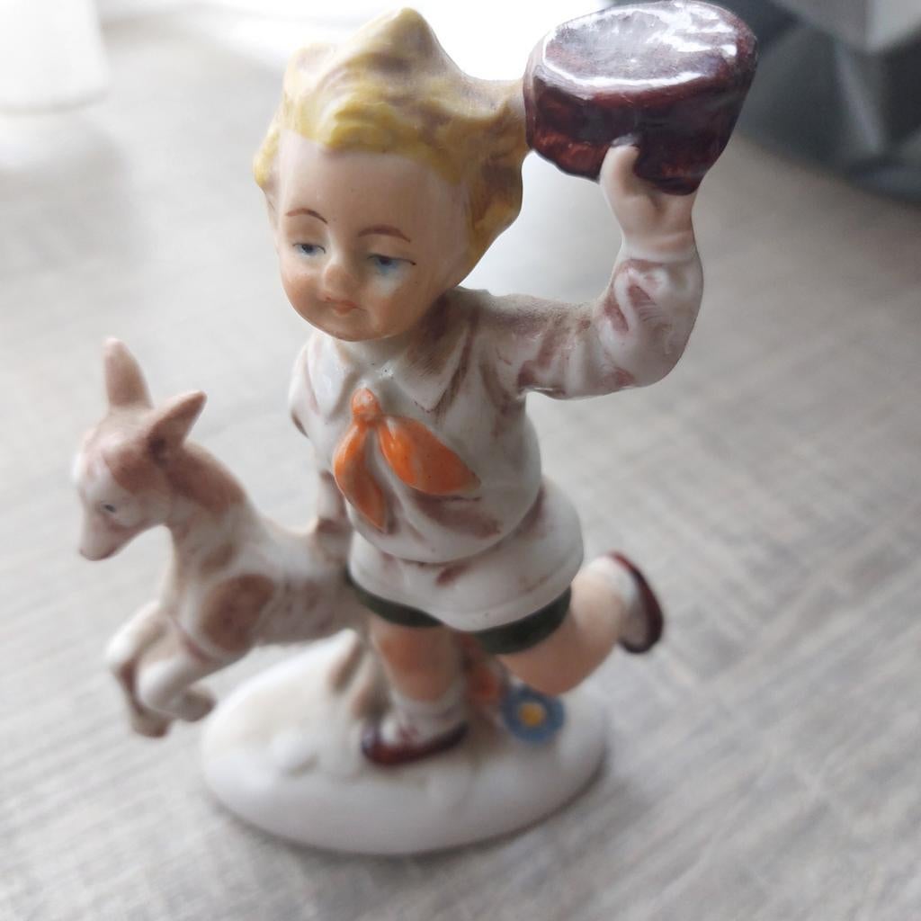 Oud beeldje jongen met geit en nummer 9419, Verzamelen, Beelden en Beeldjes, Ophalen of Verzenden, Gebruikt, Mens