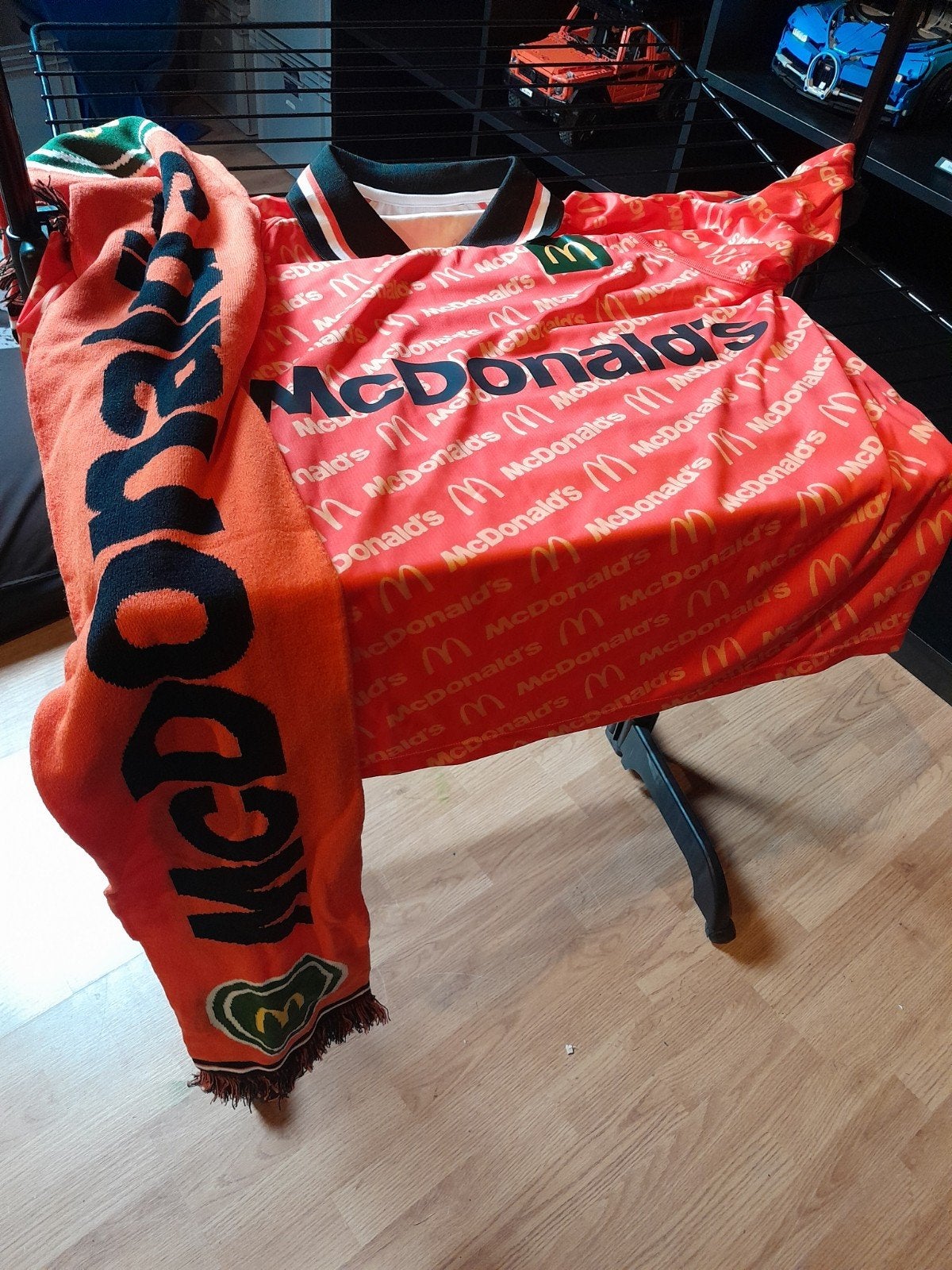 Mc donalds voetbal shirt maat s met sjaal, Ophalen, Zo goed als nieuw, Gebruiksvoorwerp