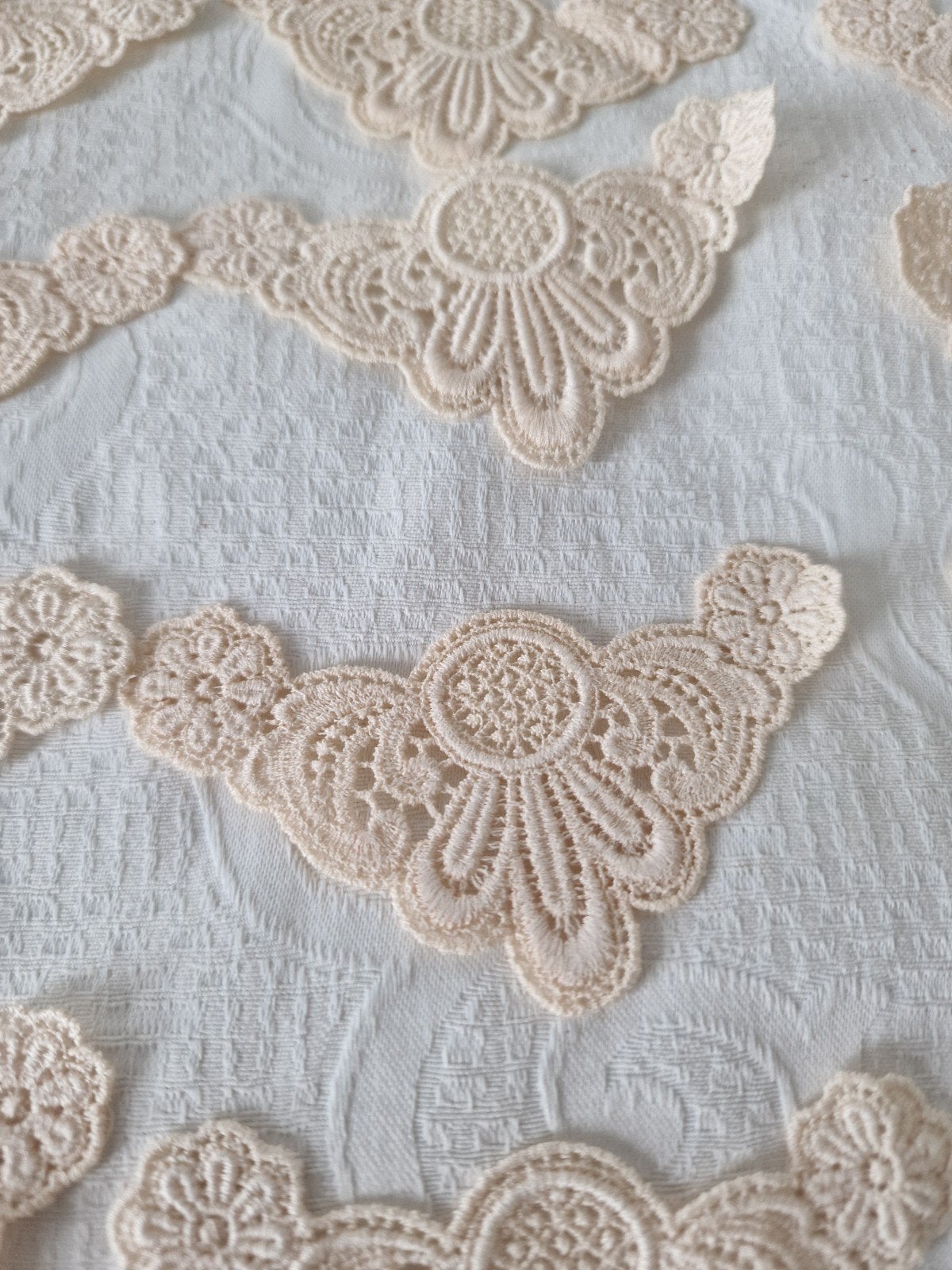 83 stuks beige kanten applicaties voor decoratie, Ophalen of Verzenden, Zo goed als nieuw
