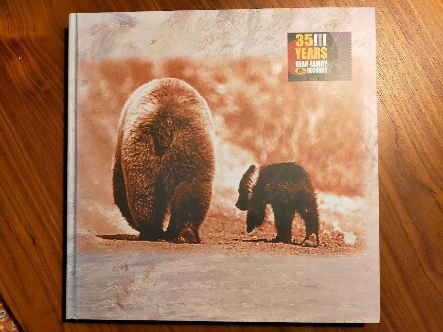 35!!! Years Bear Family Records (boek op LP formaat) 2010, Ophalen of Verzenden, Zo goed als nieuw, Overige onderwerpen