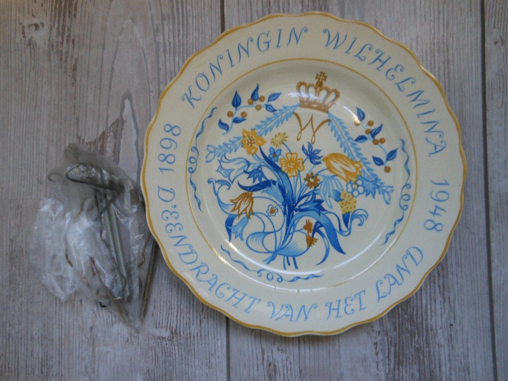 Handbeschilderd Gouds Plateel bord met ophangsysteem, Antiek en Kunst, Ophalen of Verzenden