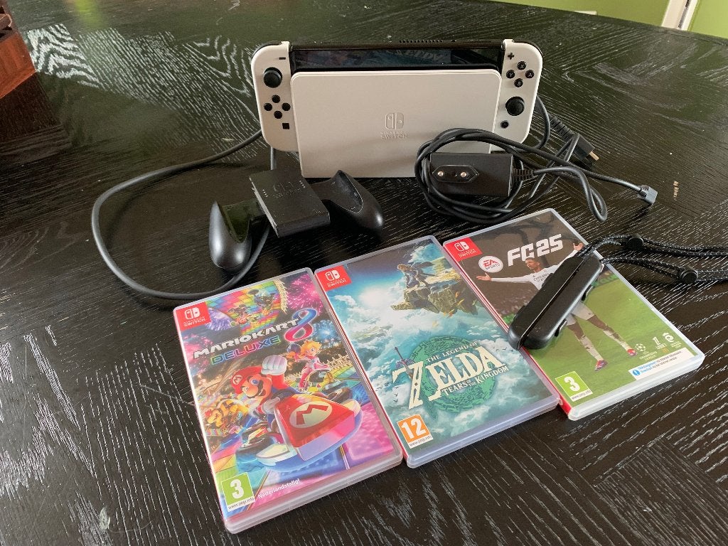 Nintendo Switch OLED compleet + 3 spellen, Spelcomputers en Games, Switch OLED, Met games, Verzenden, Zo goed als nieuw