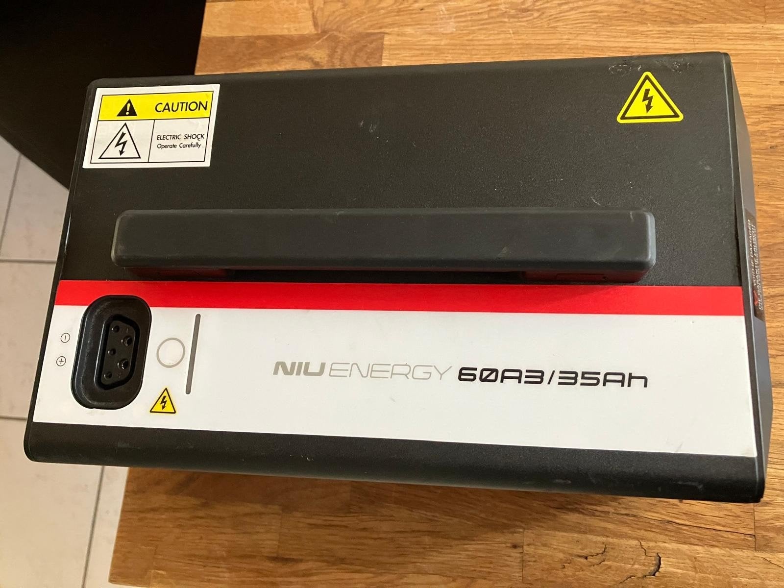 Niu battery 60A3 35Ah nog nieuw.  500€  pst, Ophalen, Zo goed als nieuw, Overige typen, Overige merken