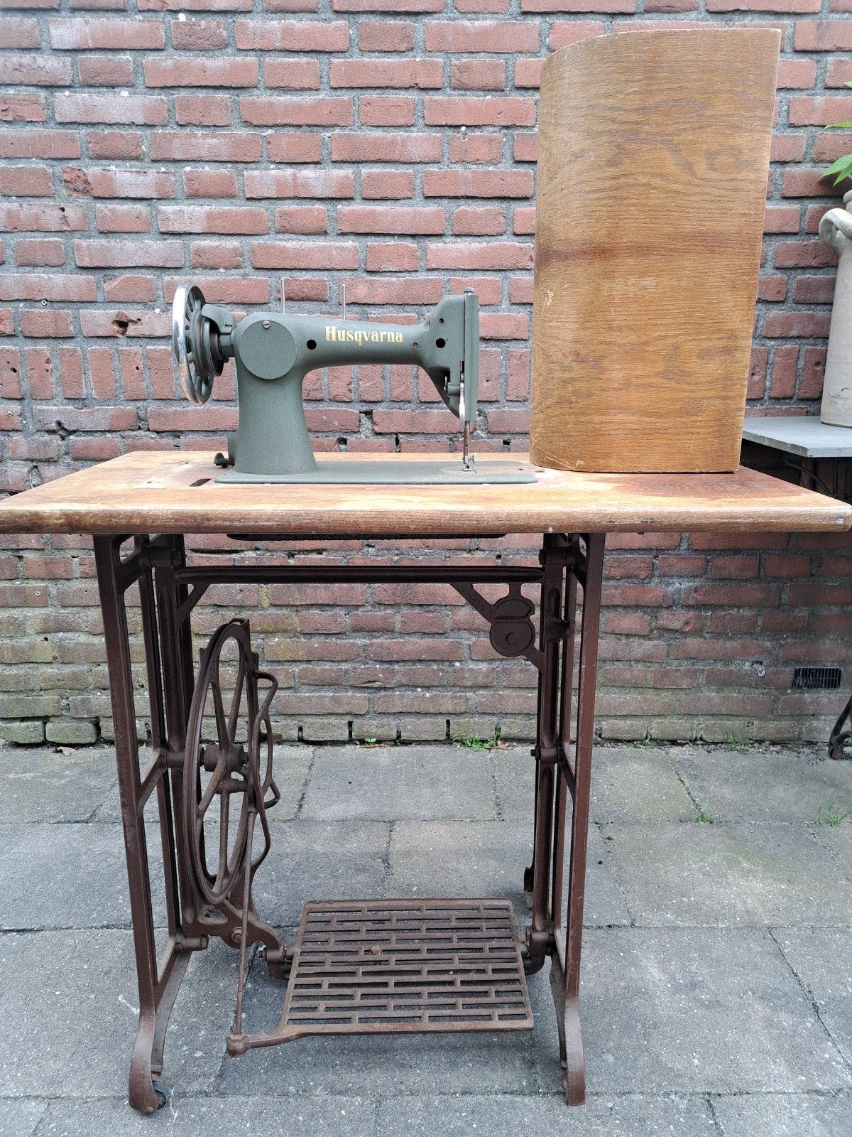 Antieke Husqvarna naaimachine met onderstel, Ophalen