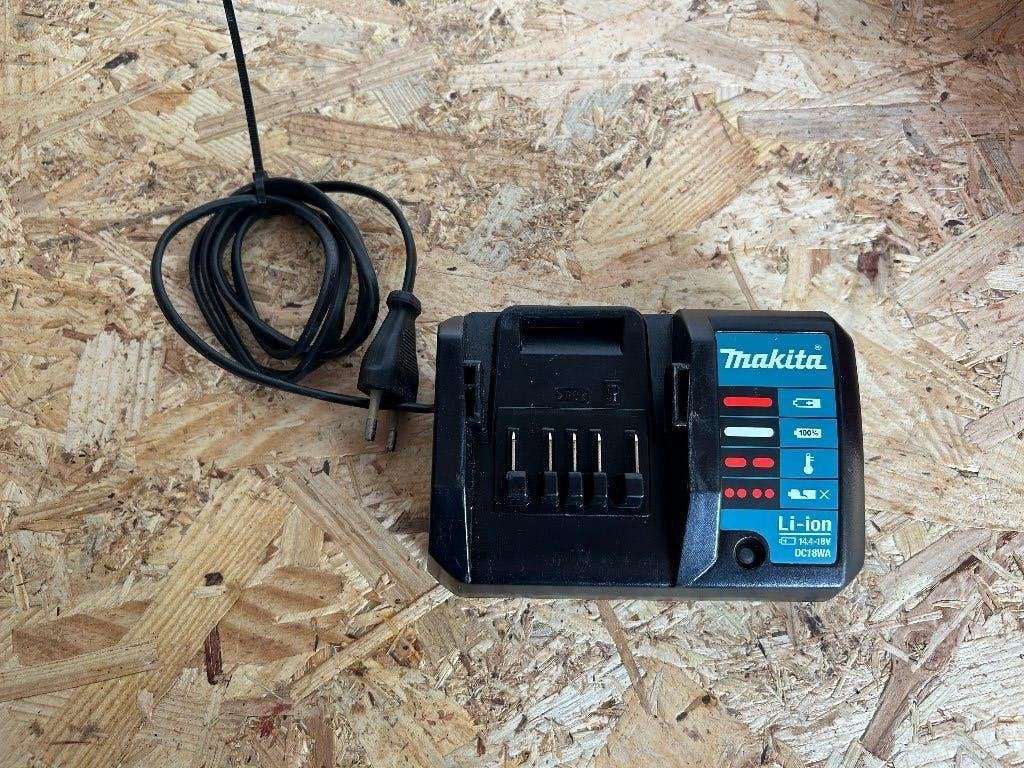Makita acculader  DC18WA U, Ophalen of Verzenden, Zo goed als nieuw