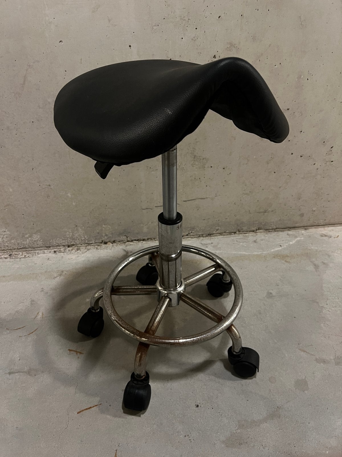 Zadelkruk / Tattoo / Massage salon - Opknapper, Huis en Inrichting, Krukjes, Gebruikt, Ophalen
