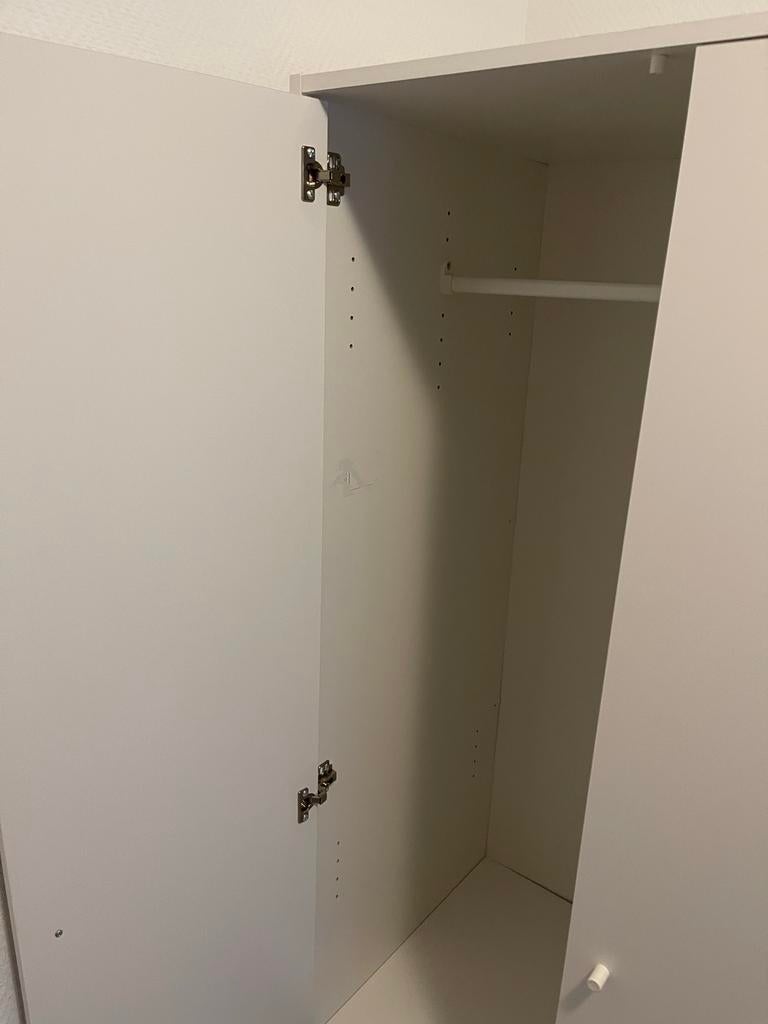 Witte kledingkast met hangruimte en planken