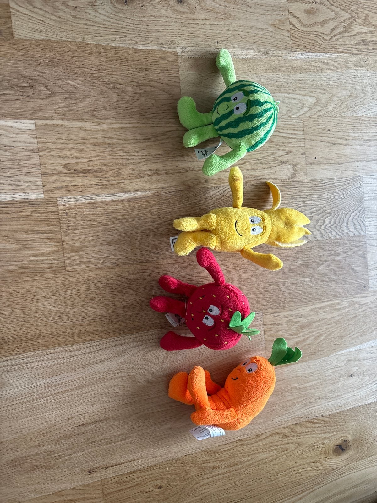 Leuke knuffels: watermeloen, banaan, aardbei en wortel, Overige typen, Ophalen of Verzenden, Zo goed als nieuw, Meerkleurig