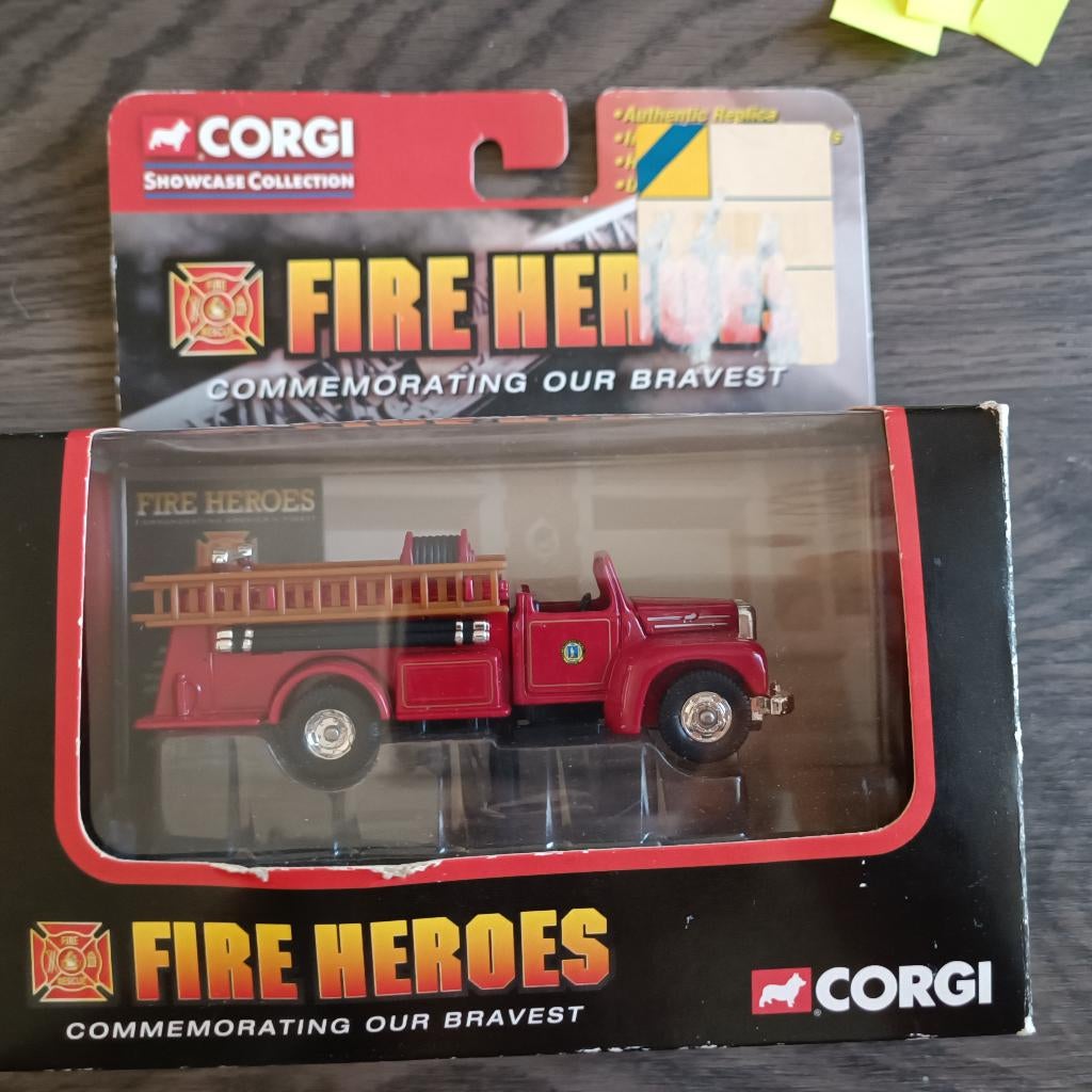 Corgi Fire Heroes Red 1953 Mack B Open Pumper Cs90011, Ophalen of Verzenden, Nieuw, Auto