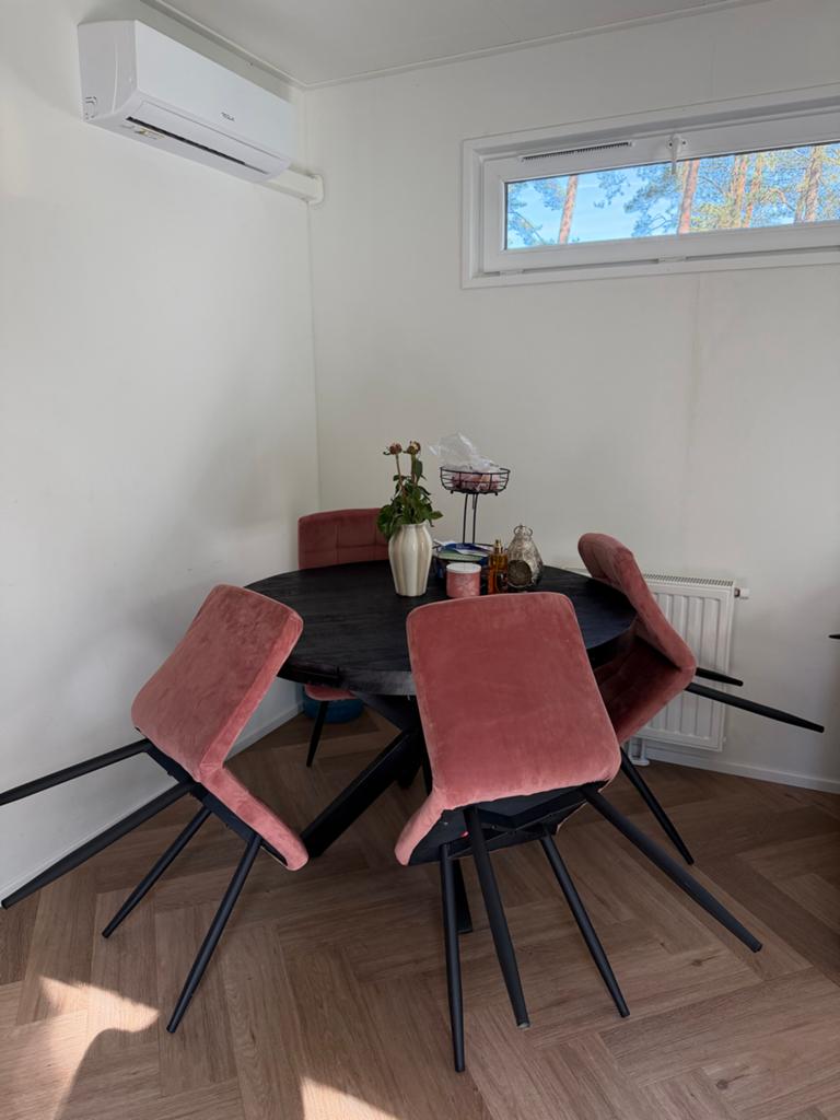 Ronde mangohouten tafel met roze velvet stoelen, Ophalen, Gebruikt, Rond, Vier personen