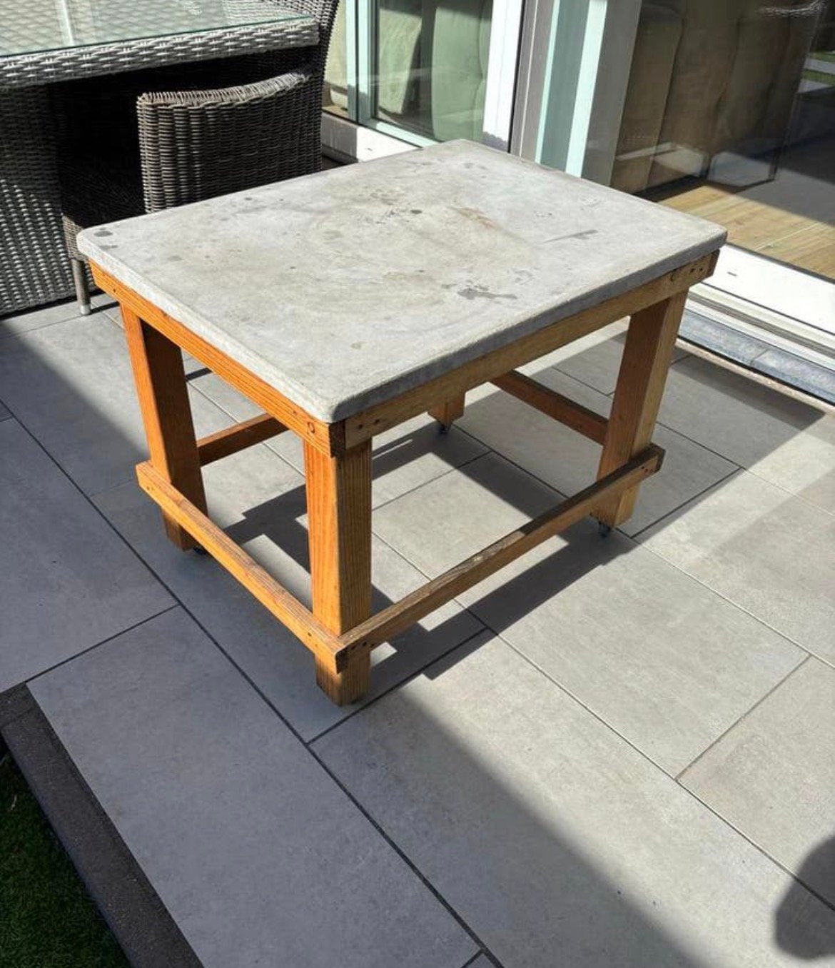Douglas tafel met betonnen blad op wielen, Tuin en Terras, Tuintafels, Ophalen, Gebruikt, Rechthoekig, Hout